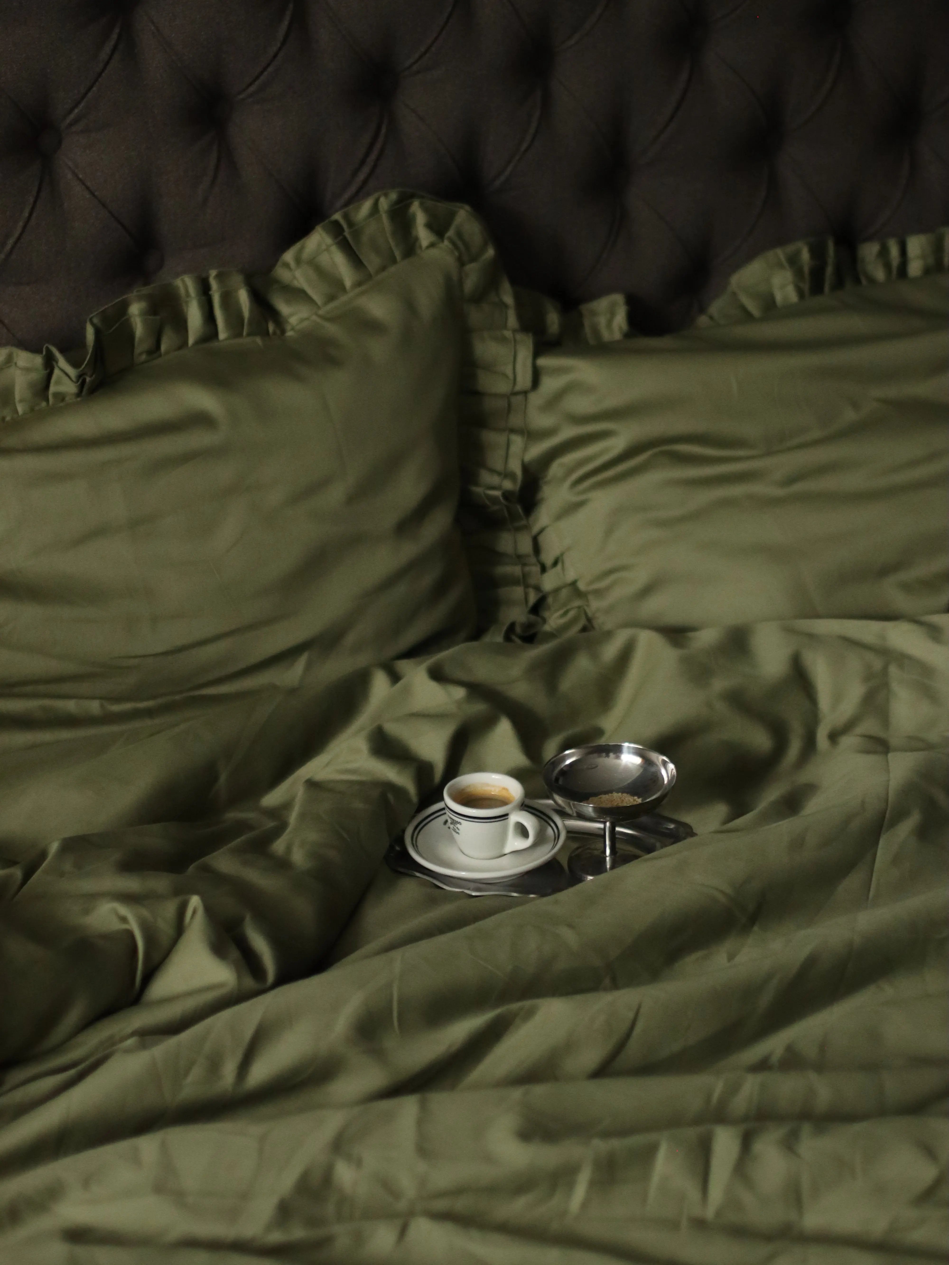 Pościel satynowa z merceryzowanej bawełny tureckiej 140 g/m² – oliwkowa zieleń z falbanką | Kolekcja Falbanki Wivanco Bedding