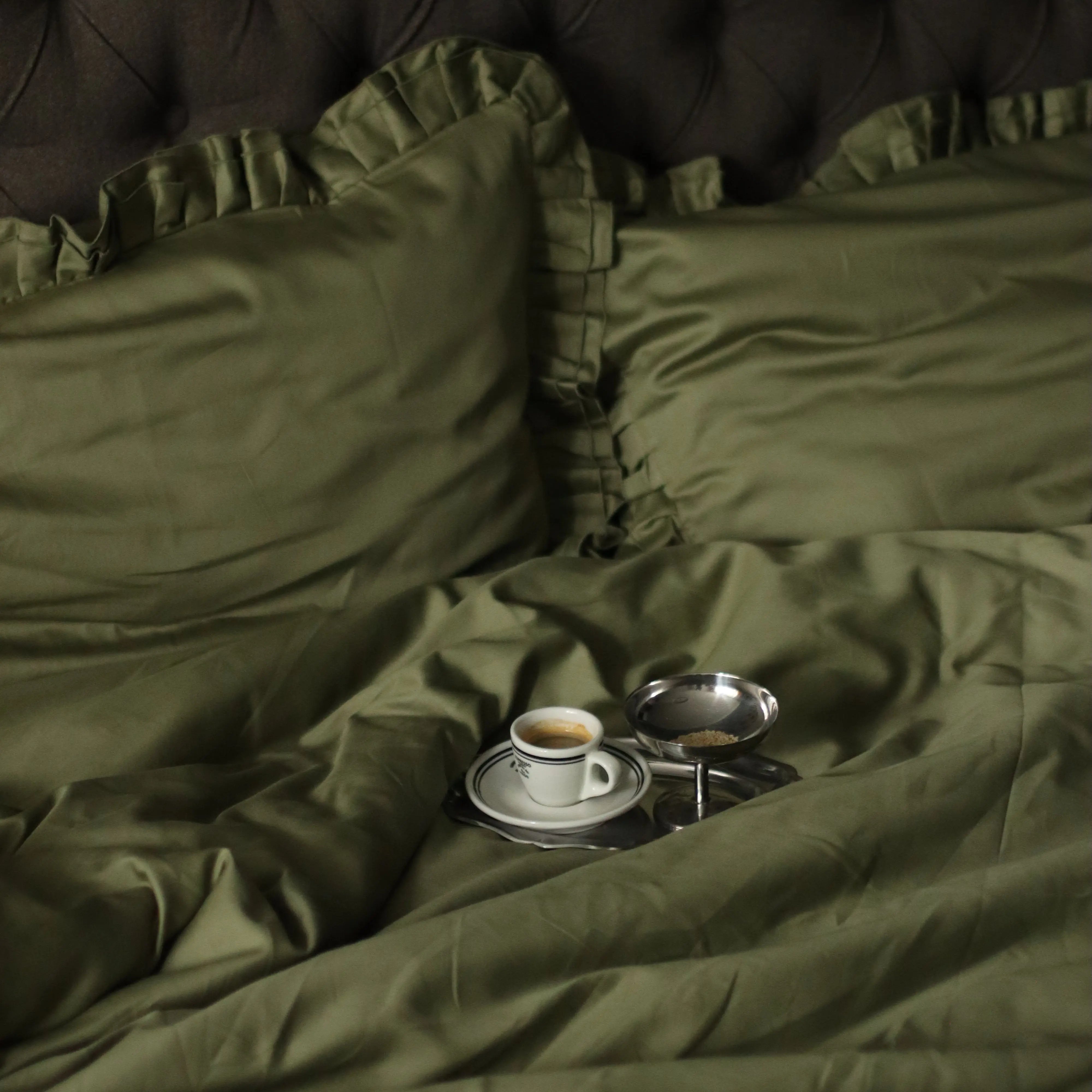 Pościel satynowa z merceryzowanej bawełny tureckiej 140 g/m² – oliwkowa zieleń z falbanką | Kolekcja Falbanki Wivanco Bedding