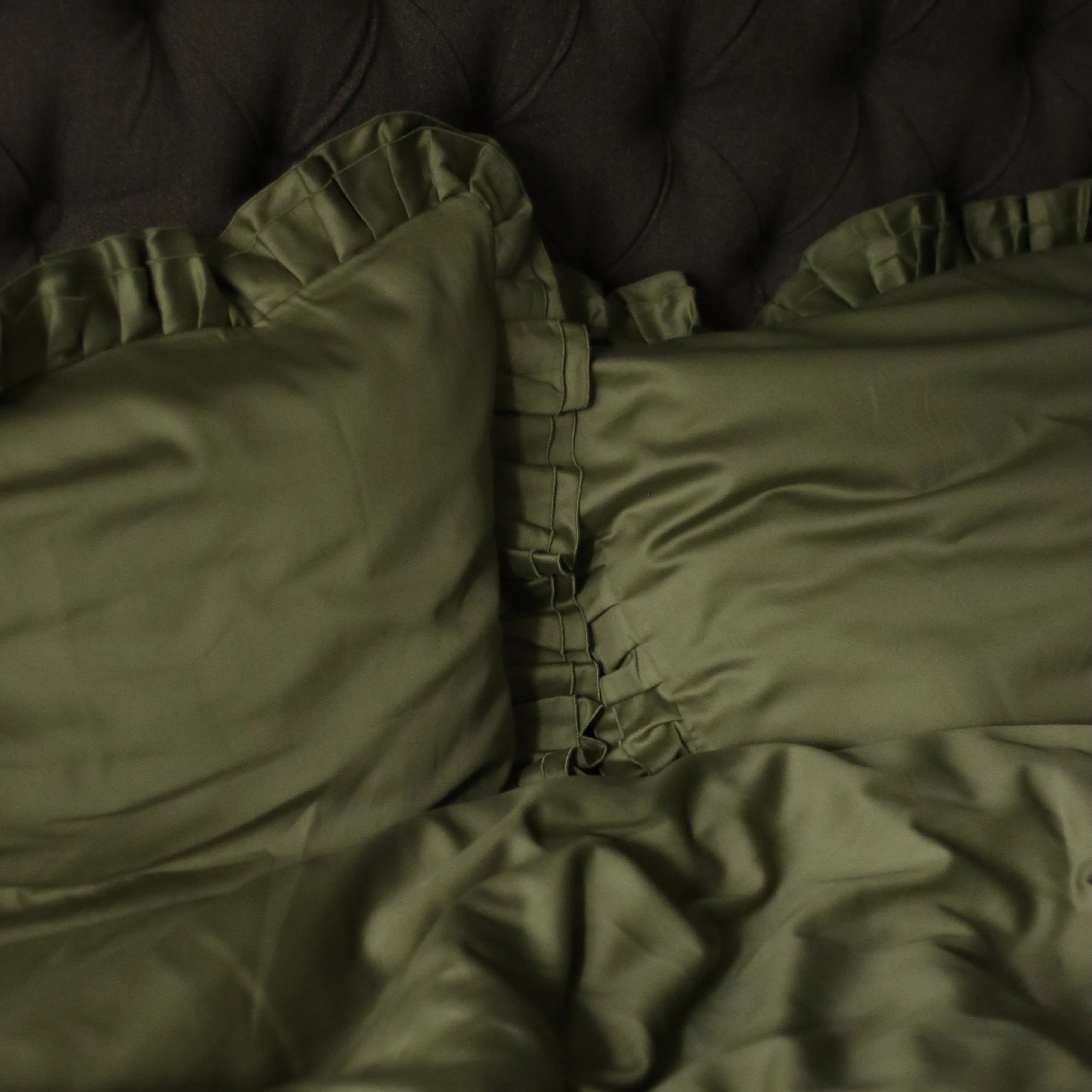 Pościel satynowa z merceryzowanej bawełny tureckiej 140 g/m² – oliwkowa zieleń z falbanką | Kolekcja Falbanki Wivanco Bedding