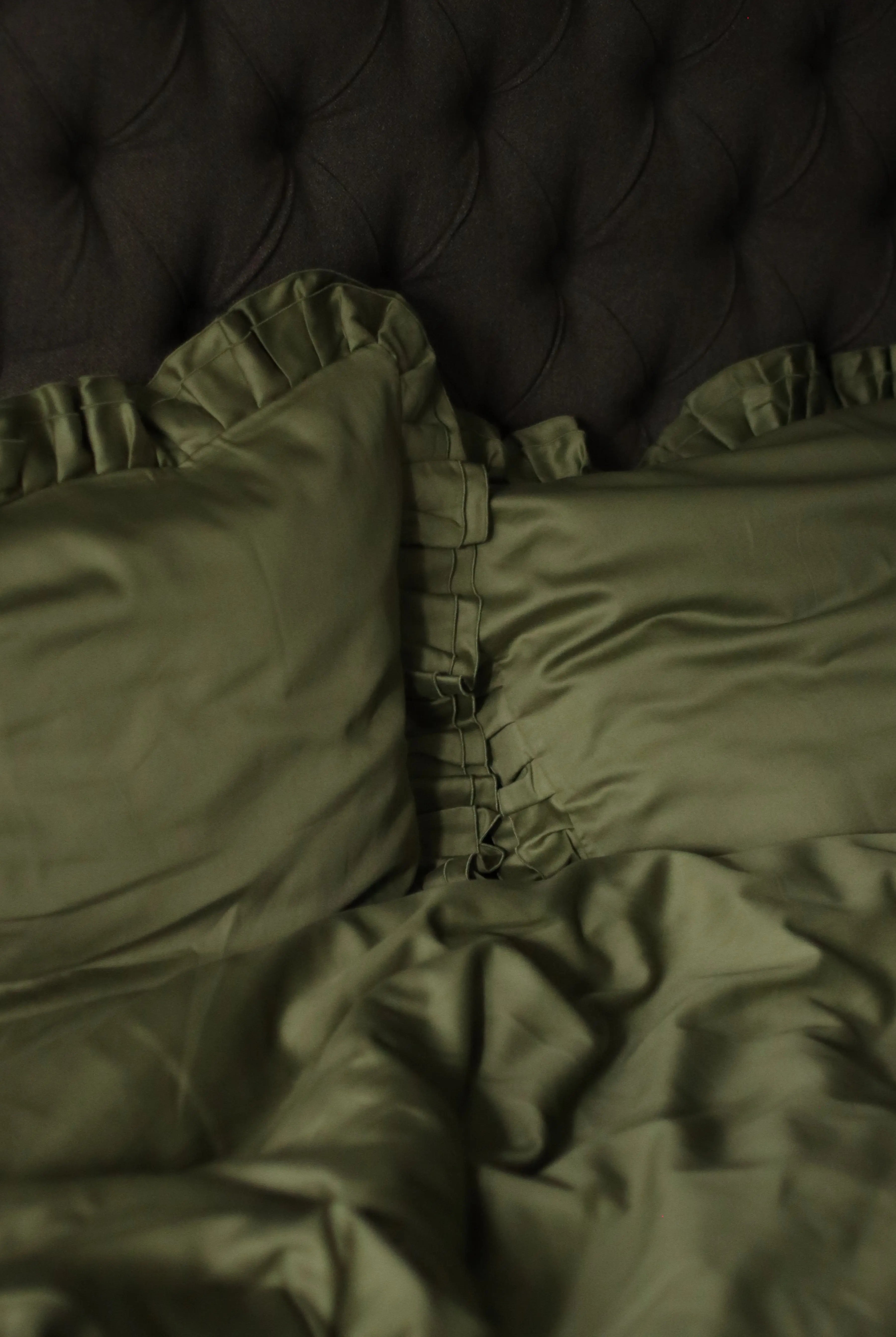 Pościel satynowa z merceryzowanej bawełny tureckiej 140 g/m² – oliwkowa zieleń z falbanką | Kolekcja Falbanki Wivanco Bedding