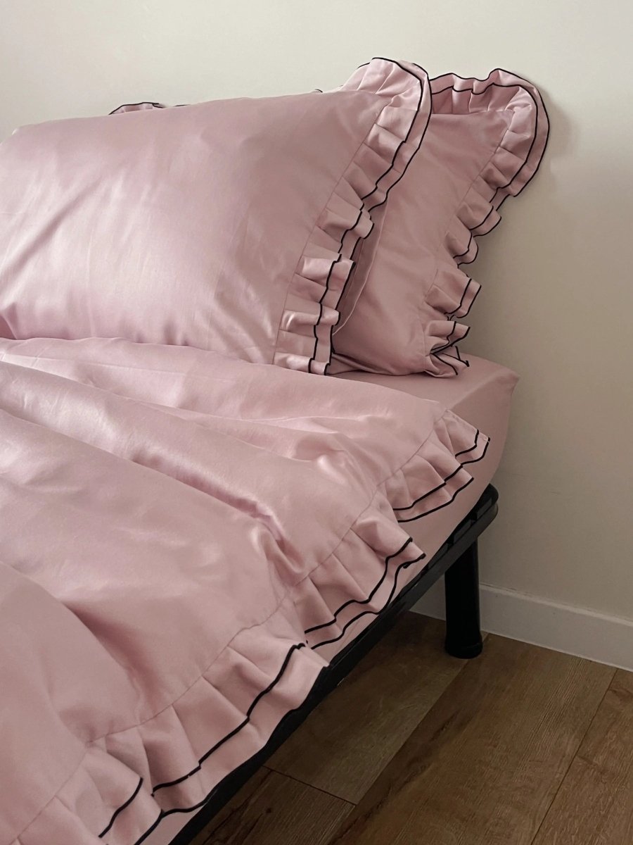 Pościel satynowa z merceryzowanej bawełny tureckiej 140 g/m² – różowa z czarną lamówką i falbanką | Kolekcja Falbanki Wivanco Bedding