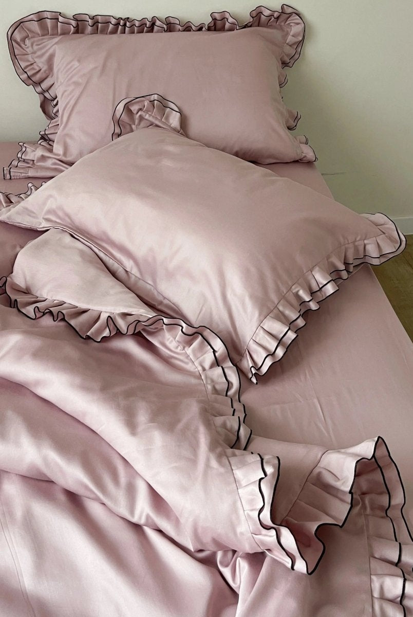 Pościel satynowa z merceryzowanej bawełny tureckiej 140 g/m² – różowa z czarną lamówką i falbanką | Kolekcja Falbanki Wivanco Bedding