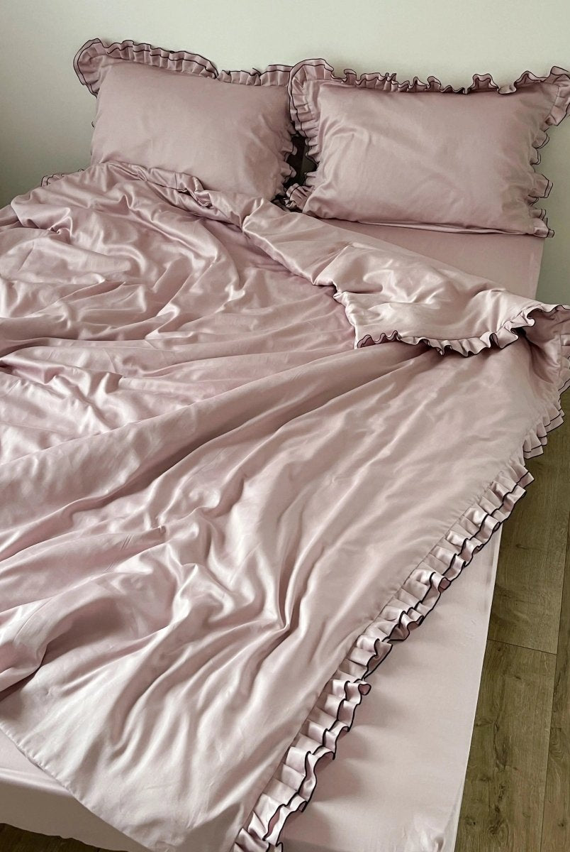Pościel satynowa z merceryzowanej bawełny tureckiej 140 g/m² – różowa z czarną lamówką i falbanką | Kolekcja Falbanki Wivanco Bedding