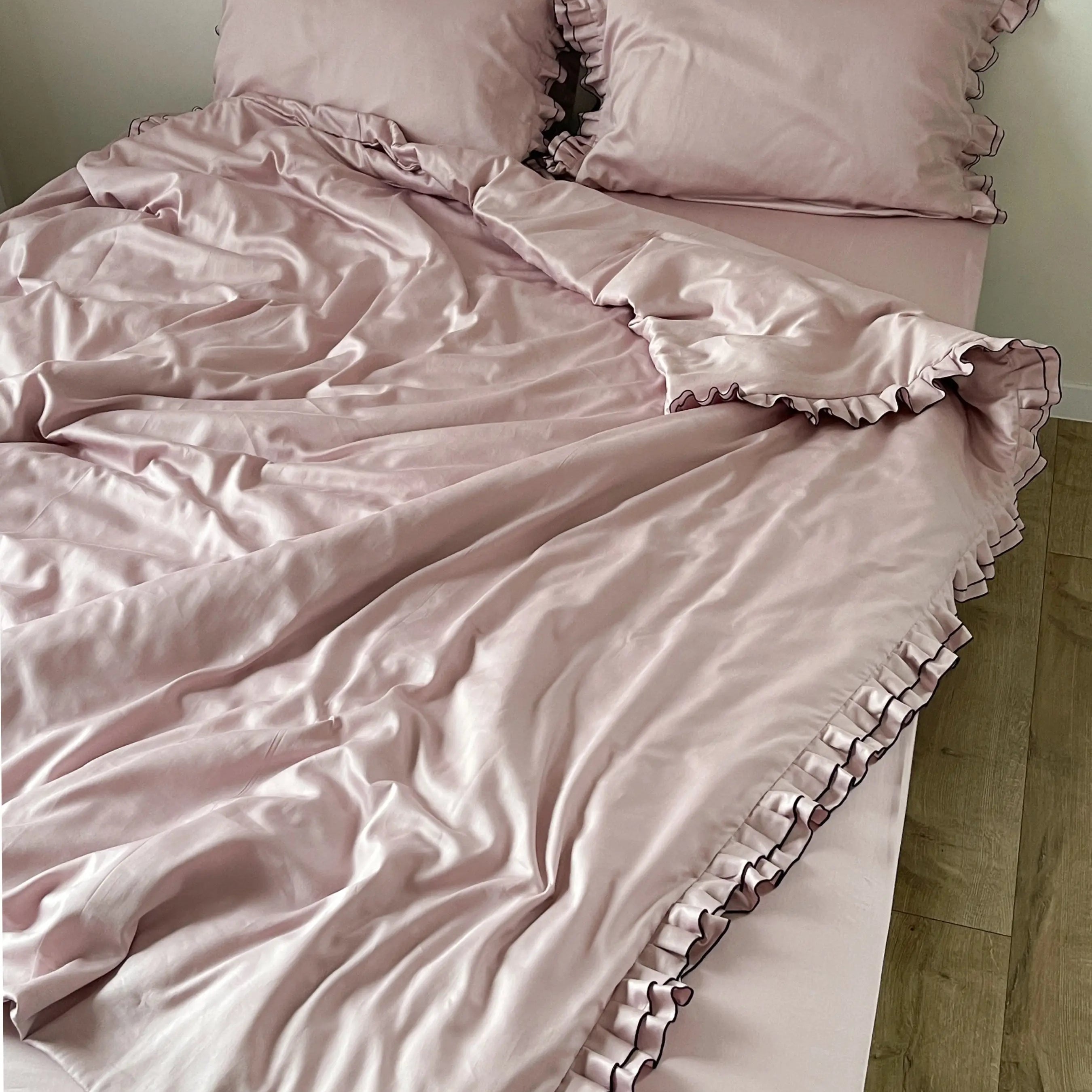 Pościel satynowa z merceryzowanej bawełny tureckiej 140 g/m² – różowa z czarną lamówką i falbanką | Kolekcja Falbanki Wivanco Bedding