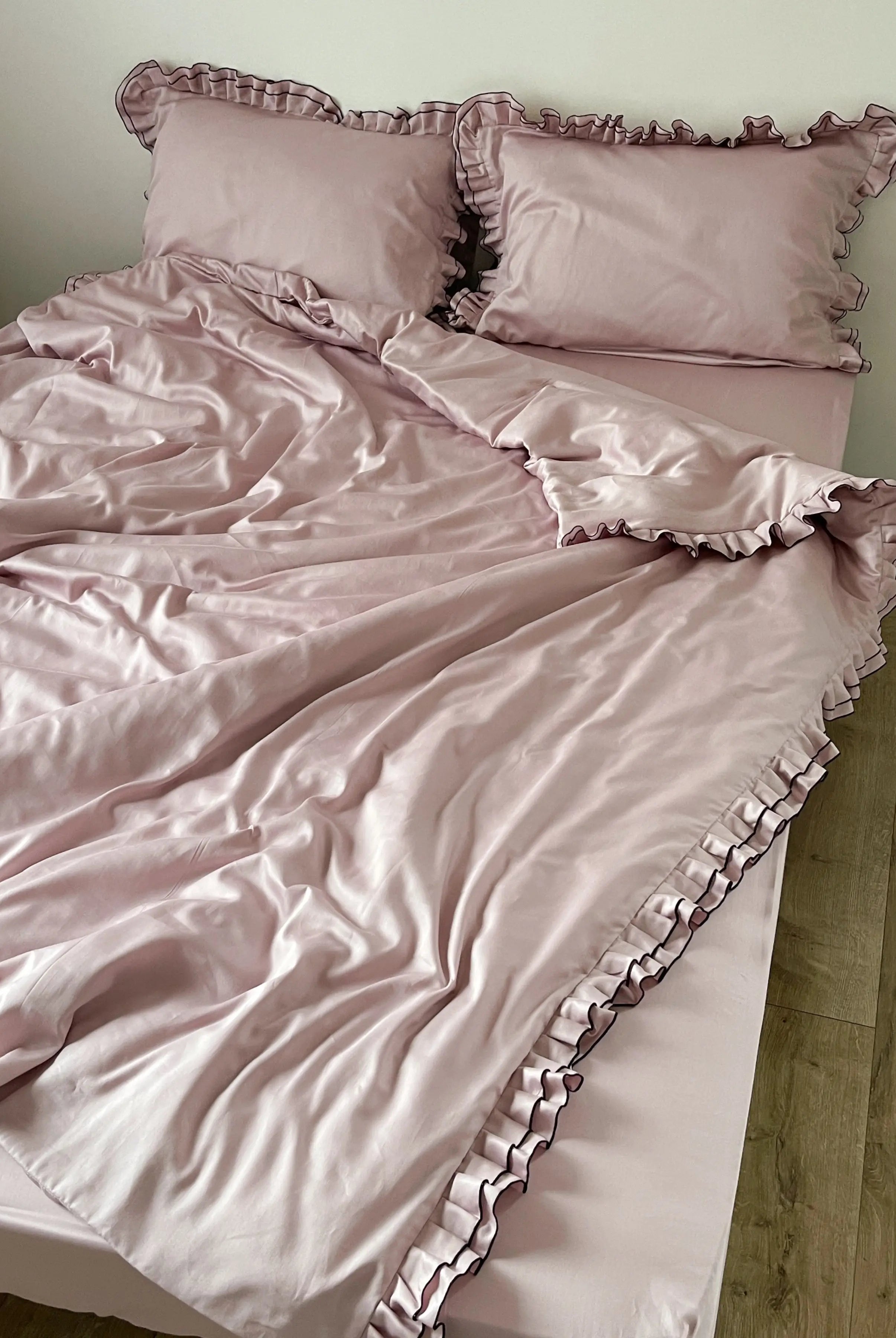Pościel satynowa z merceryzowanej bawełny tureckiej 140 g/m² – różowa z czarną lamówką i falbanką | Kolekcja Falbanki Wivanco Bedding