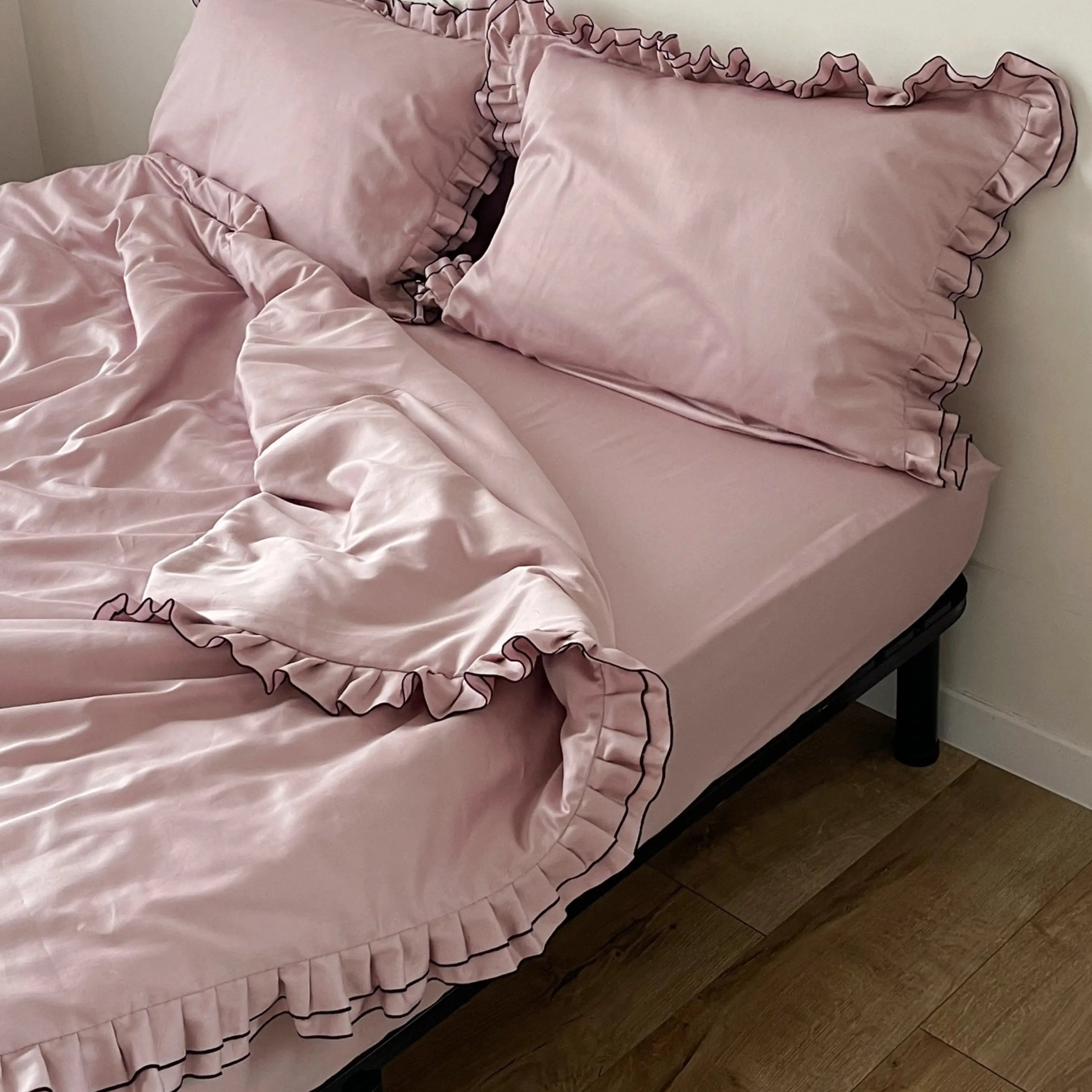 Pościel satynowa z merceryzowanej bawełny tureckiej 140 g/m² – różowa z czarną lamówką i falbanką | Kolekcja Falbanki Wivanco Bedding