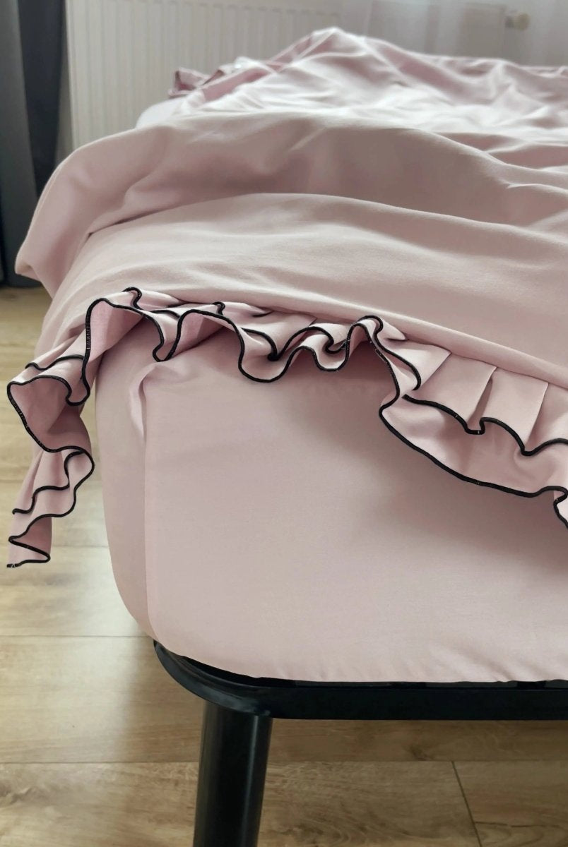 Pościel satynowa z merceryzowanej bawełny tureckiej 140 g/m² – różowa z czarną lamówką i falbanką | Kolekcja Falbanki Wivanco Bedding