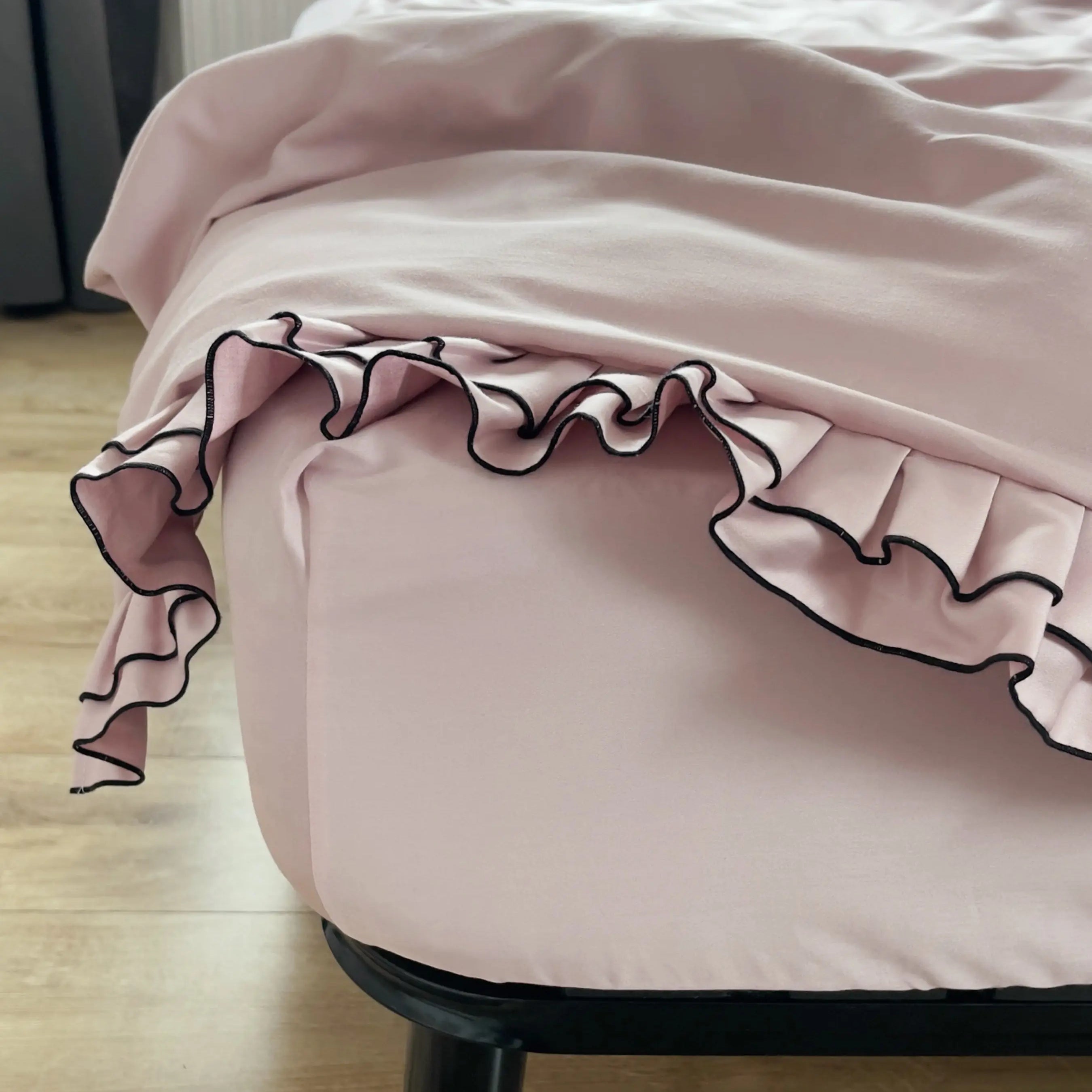 Pościel satynowa z merceryzowanej bawełny tureckiej 140 g/m² – różowa z czarną lamówką i falbanką | Kolekcja Falbanki Wivanco Bedding