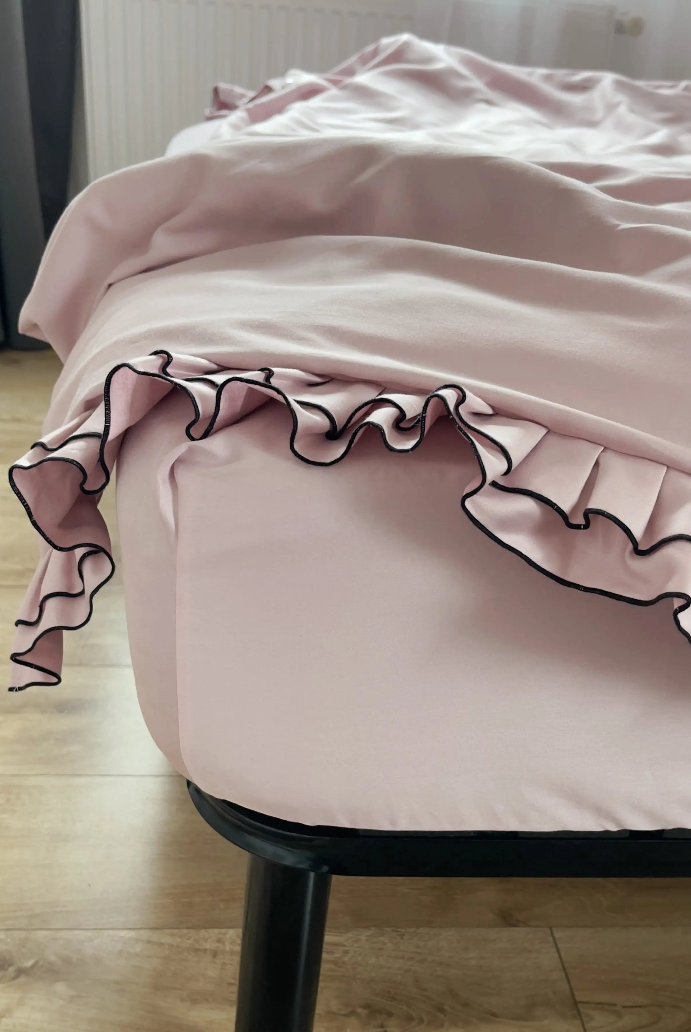 Pościel satynowa z merceryzowanej bawełny tureckiej 140 g/m² – różowa z czarną lamówką i falbanką | Kolekcja Falbanki Wivanco Bedding
