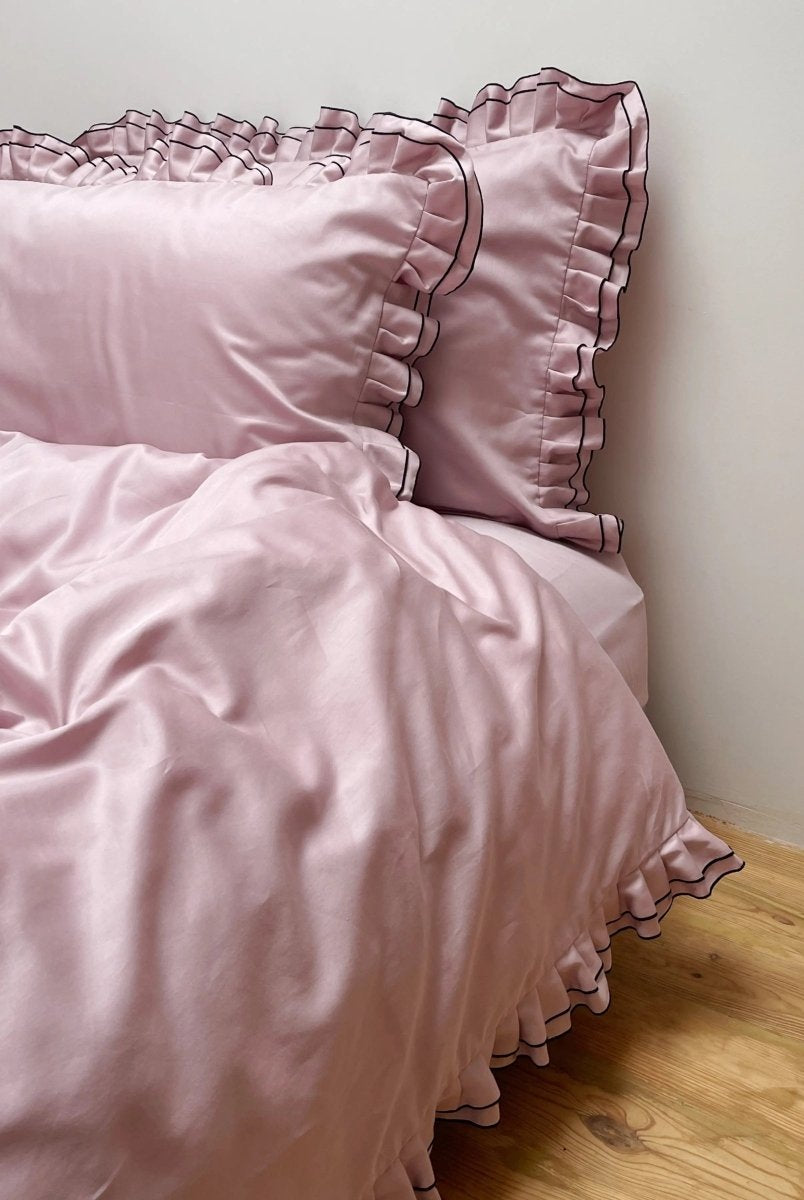 Pościel satynowa z merceryzowanej bawełny tureckiej 140 g/m² – różowa z czarną lamówką i falbanką | Kolekcja Falbanki Wivanco Bedding