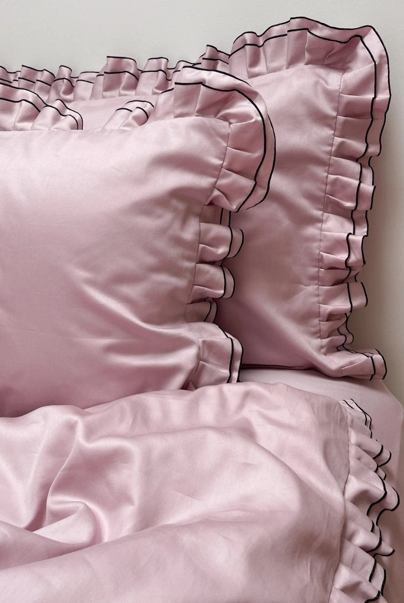 Pościel satynowa z merceryzowanej bawełny tureckiej 140 g/m² – różowa z czarną lamówką i falbanką | Kolekcja Falbanki Wivanco Bedding