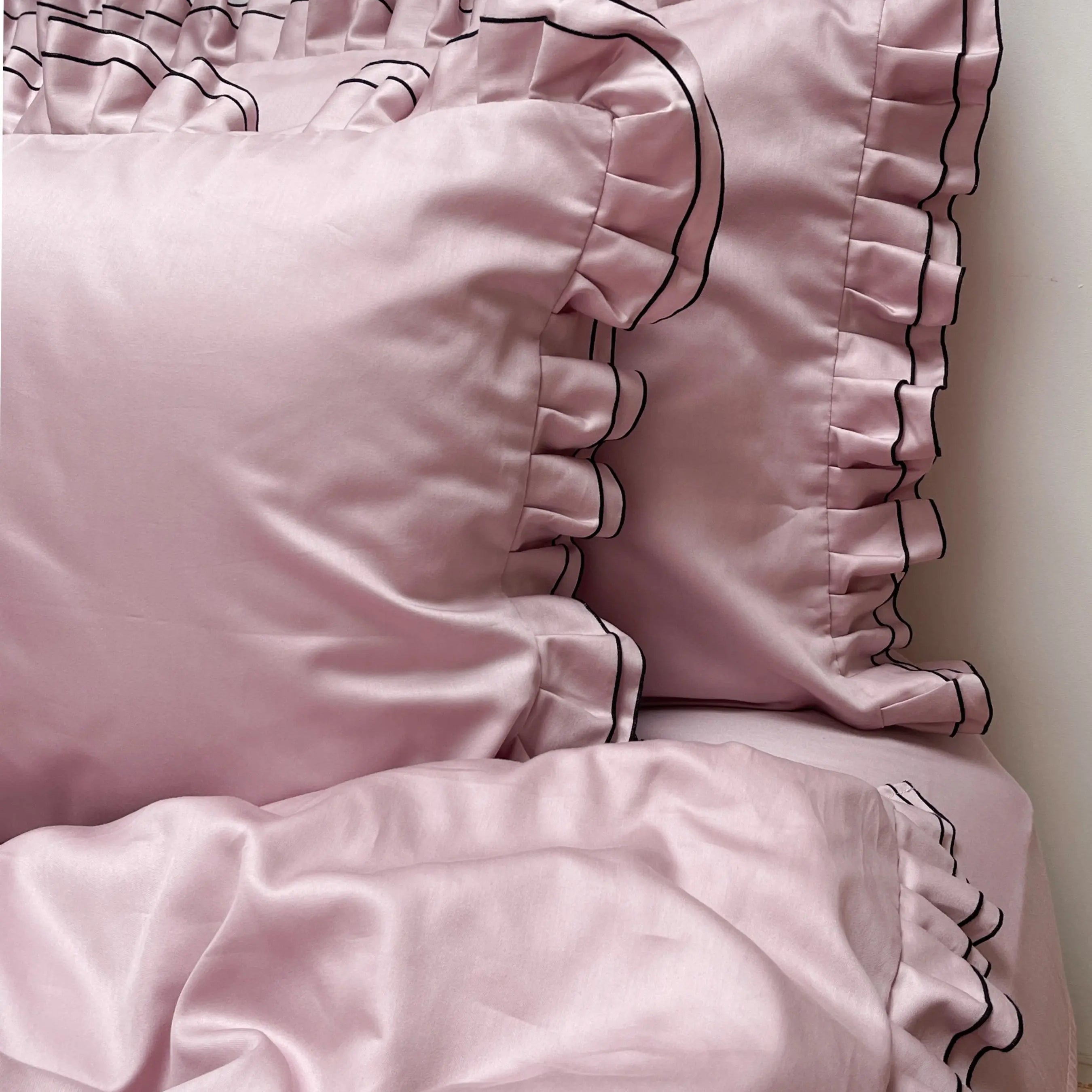 Pościel satynowa z merceryzowanej bawełny tureckiej 140 g/m² – różowa z czarną lamówką i falbanką | Kolekcja Falbanki Wivanco Bedding