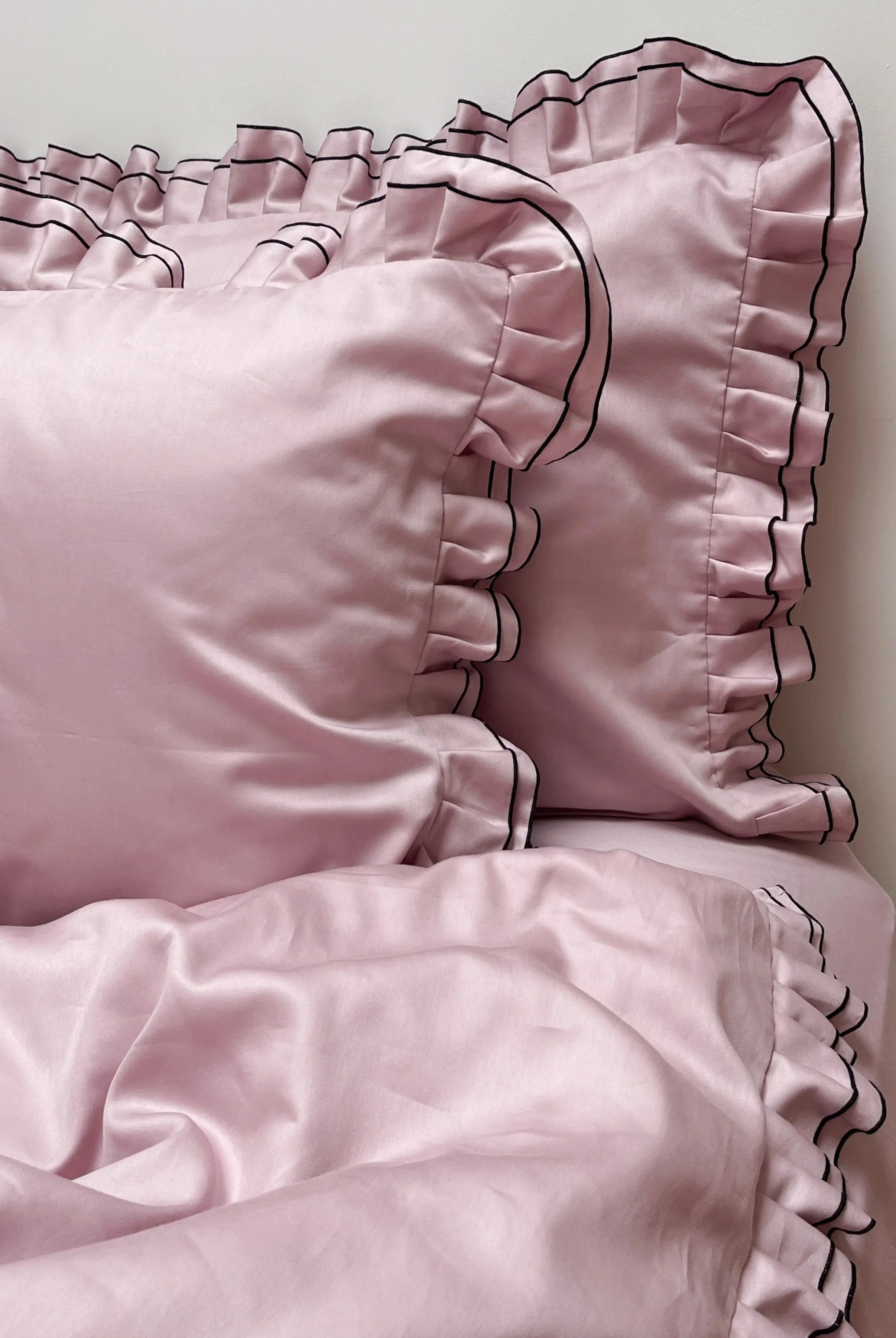 Pościel satynowa z merceryzowanej bawełny tureckiej 140 g/m² – różowa z czarną lamówką i falbanką | Kolekcja Falbanki Wivanco Bedding