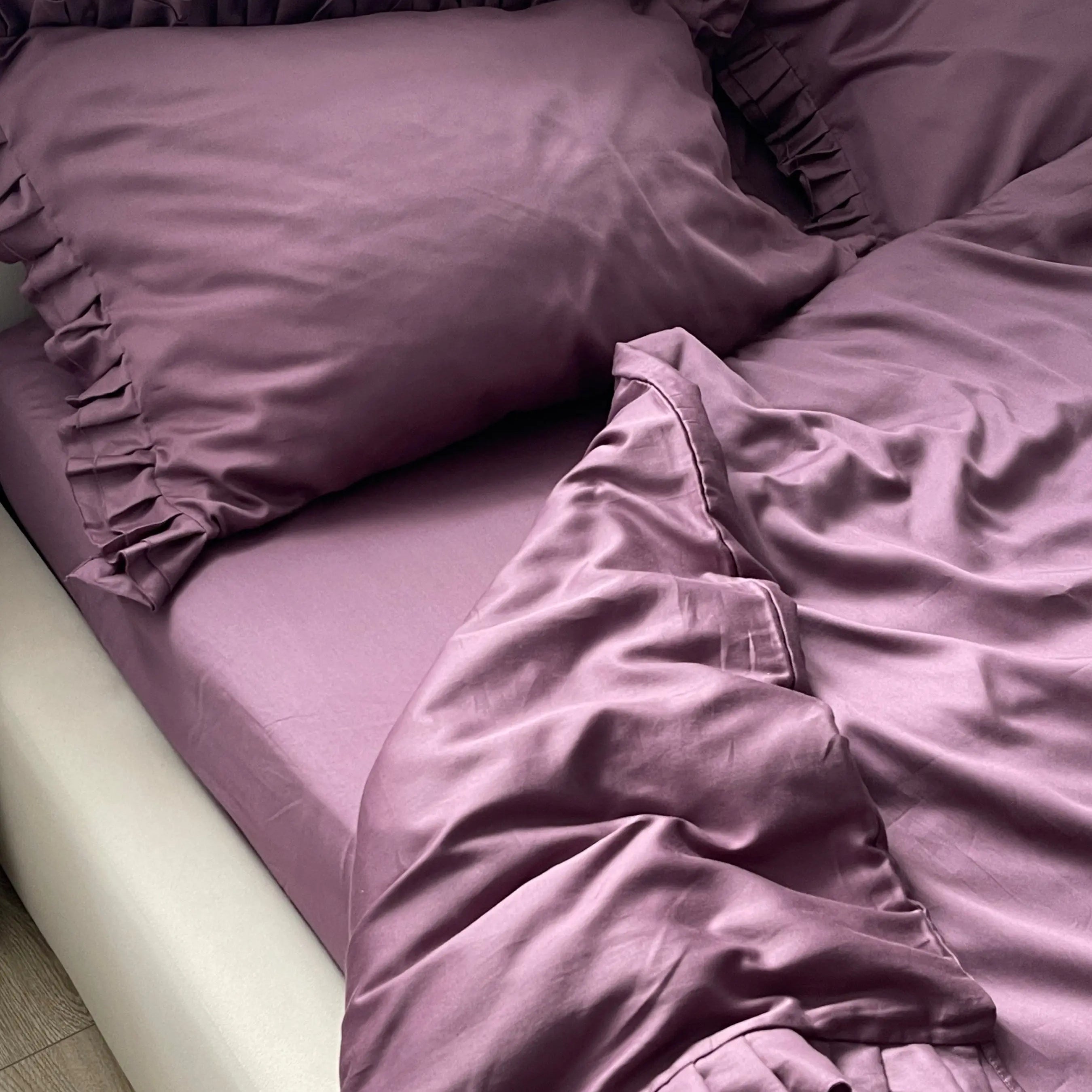 Pościel satynowa z merceryzowanej bawełny tureckiej 140 g/m² – śliwkowa (śliwka) z falbanką | Kolekcja Falbanki Wivanco Bedding
