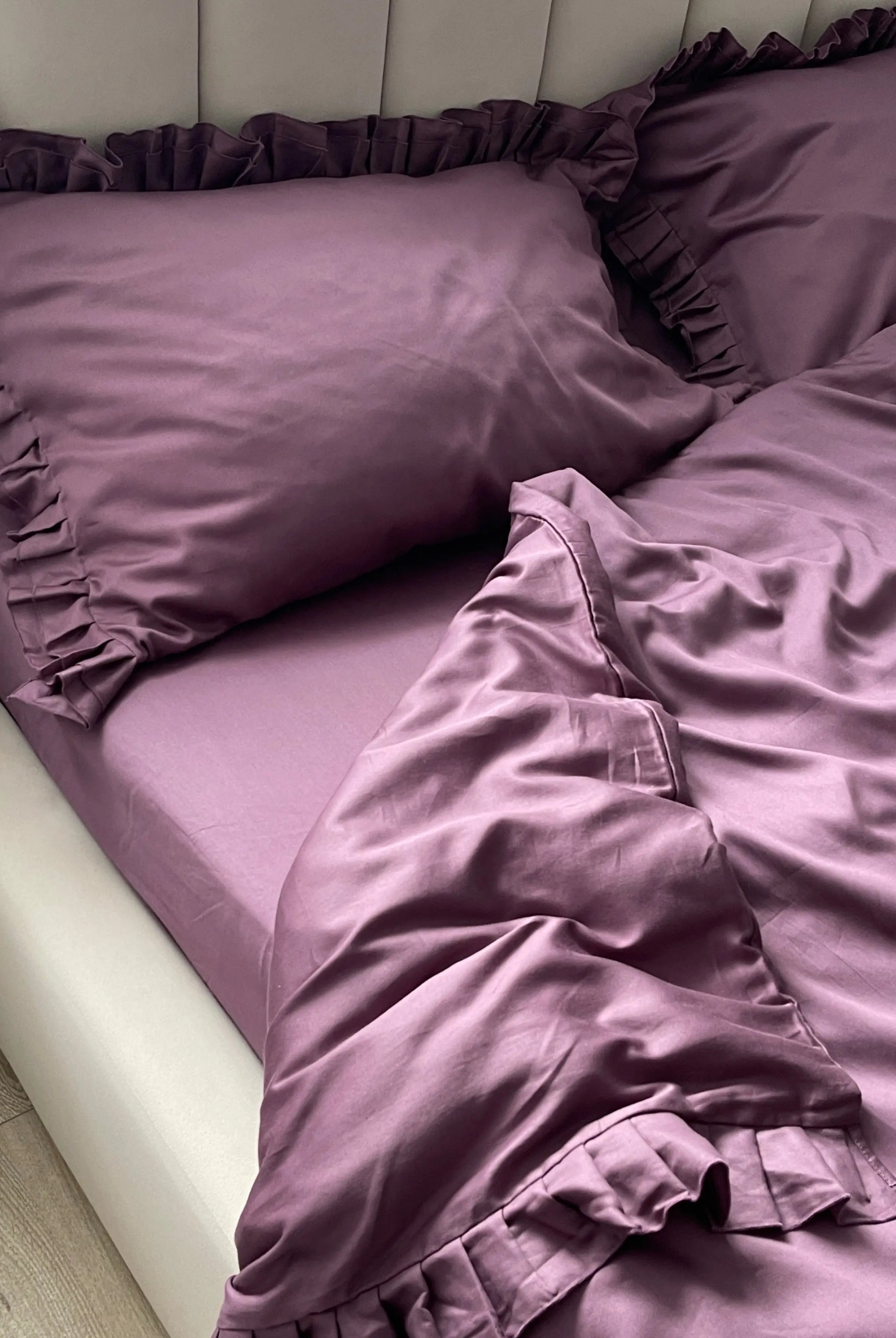 Pościel satynowa z merceryzowanej bawełny tureckiej 140 g/m² – śliwkowa (śliwka) z falbanką | Kolekcja Falbanki Wivanco Bedding