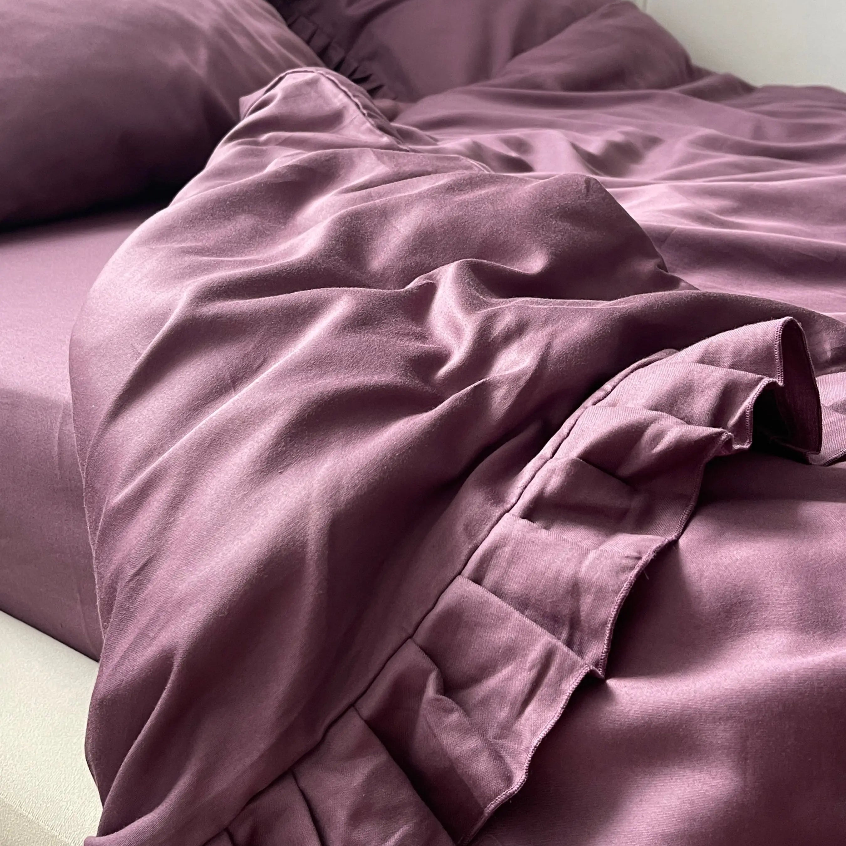 Pościel satynowa z merceryzowanej bawełny tureckiej 140 g/m² – śliwkowa (śliwka) z falbanką | Kolekcja Falbanki Wivanco Bedding