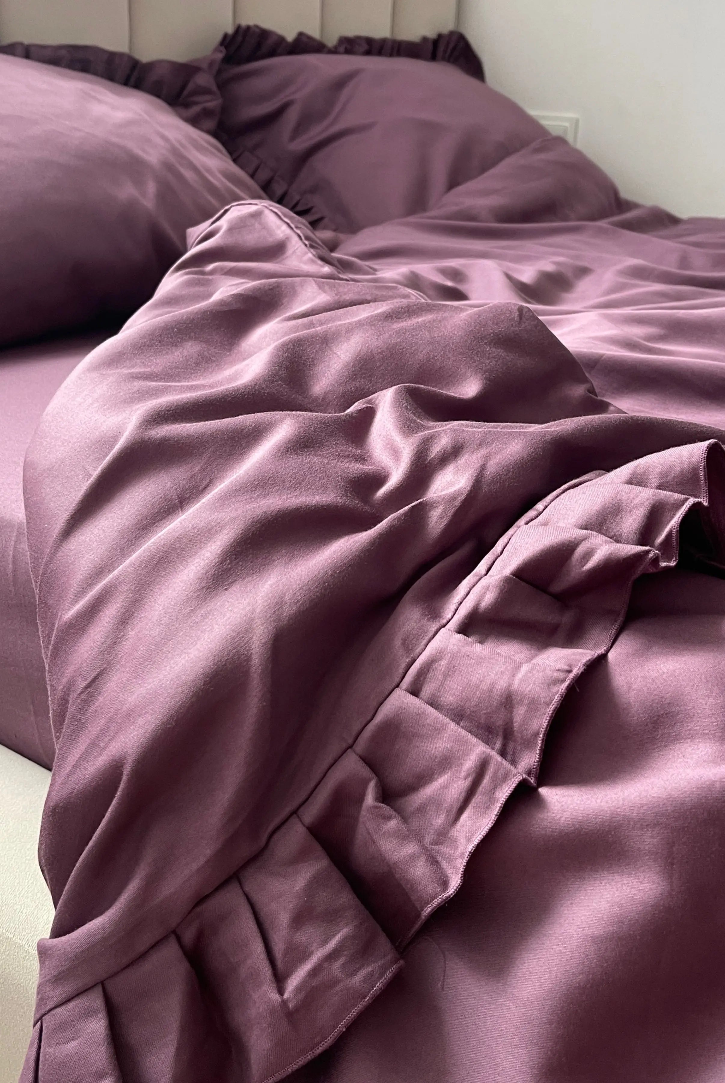 Pościel satynowa z merceryzowanej bawełny tureckiej 140 g/m² – śliwkowa (śliwka) z falbanką | Kolekcja Falbanki Wivanco Bedding