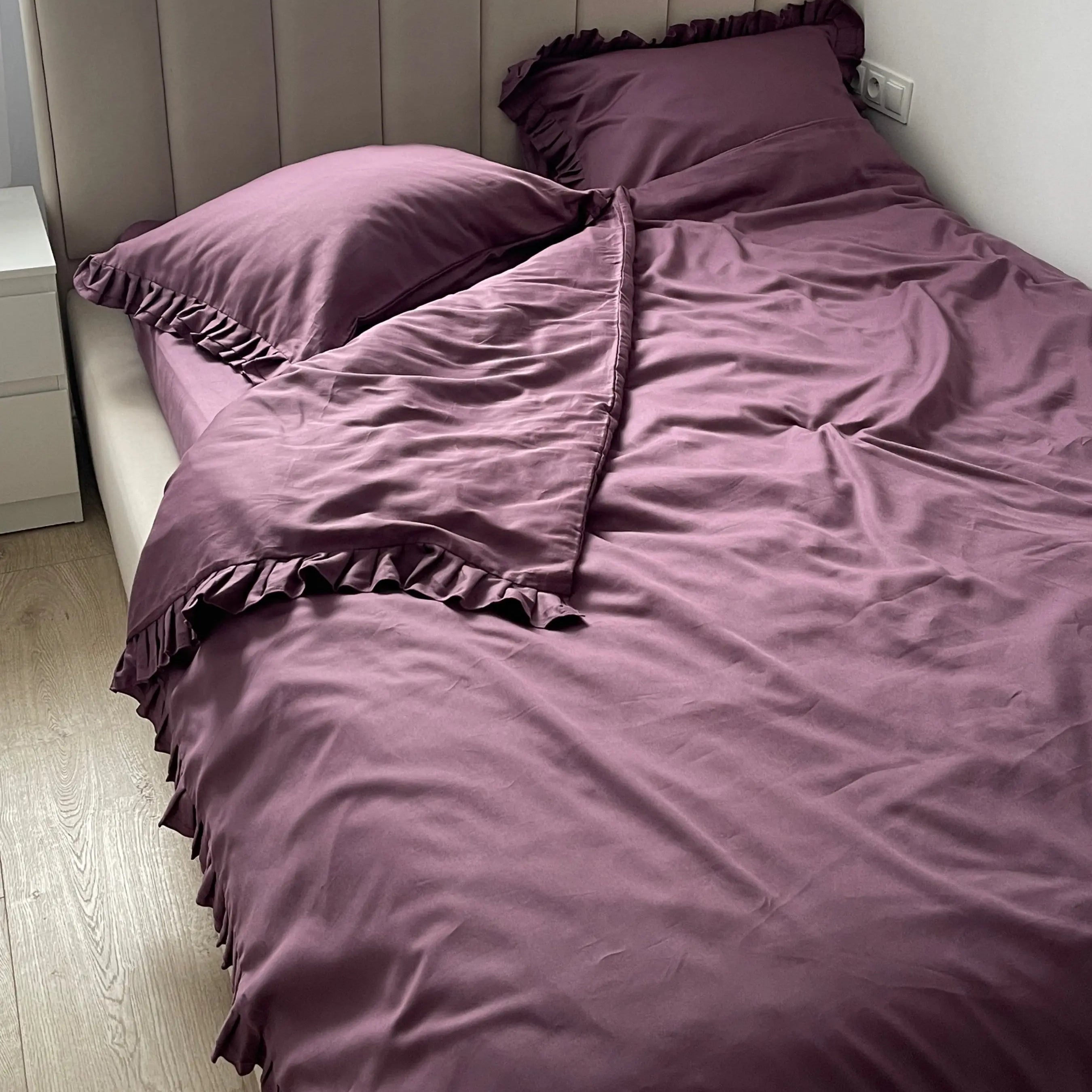Pościel satynowa z merceryzowanej bawełny tureckiej 140 g/m² – śliwkowa (śliwka) z falbanką | Kolekcja Falbanki Wivanco Bedding