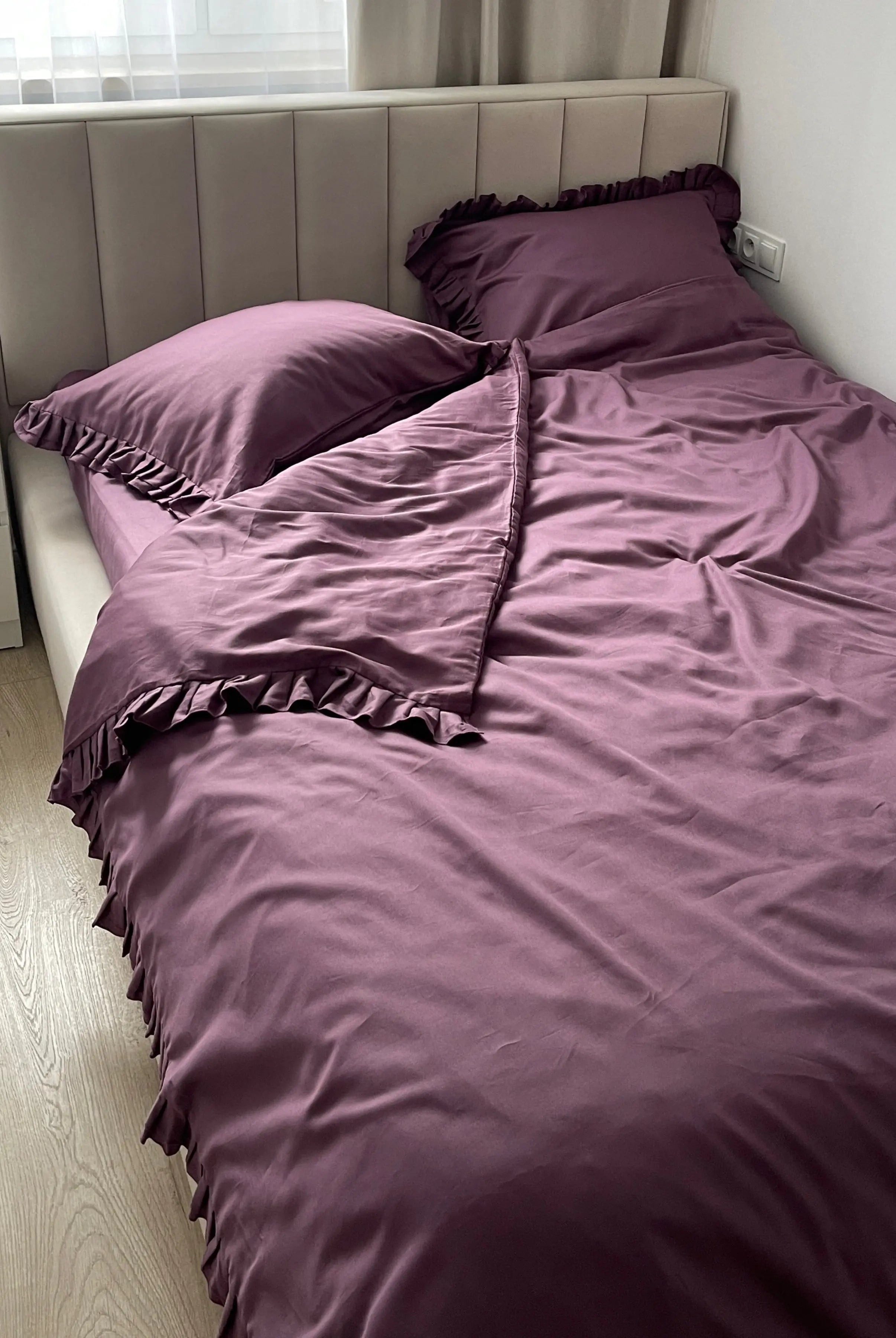Pościel satynowa z merceryzowanej bawełny tureckiej 140 g/m² – śliwkowa (śliwka) z falbanką | Kolekcja Falbanki Wivanco Bedding