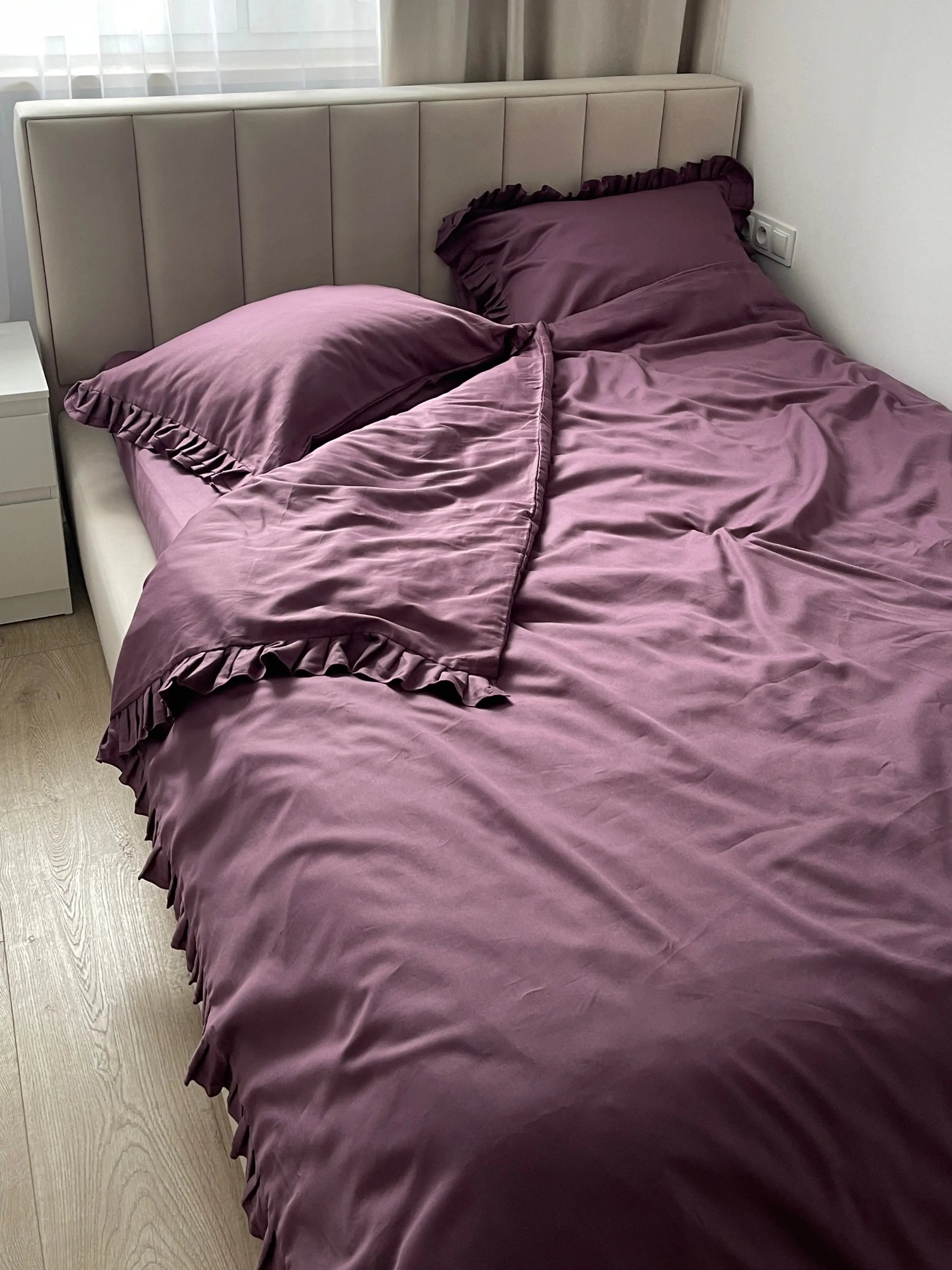 Pościel satynowa z merceryzowanej bawełny tureckiej 140 g/m² – śliwkowa (śliwka) z falbanką | Kolekcja Falbanki Wivanco Bedding