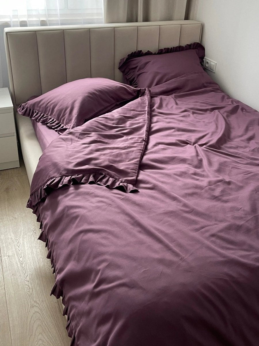 Pościel satynowa z merceryzowanej bawełny tureckiej 140 g/m² – śliwkowa (śliwka) z falbanką | Kolekcja Falbanki Wivanco Bedding