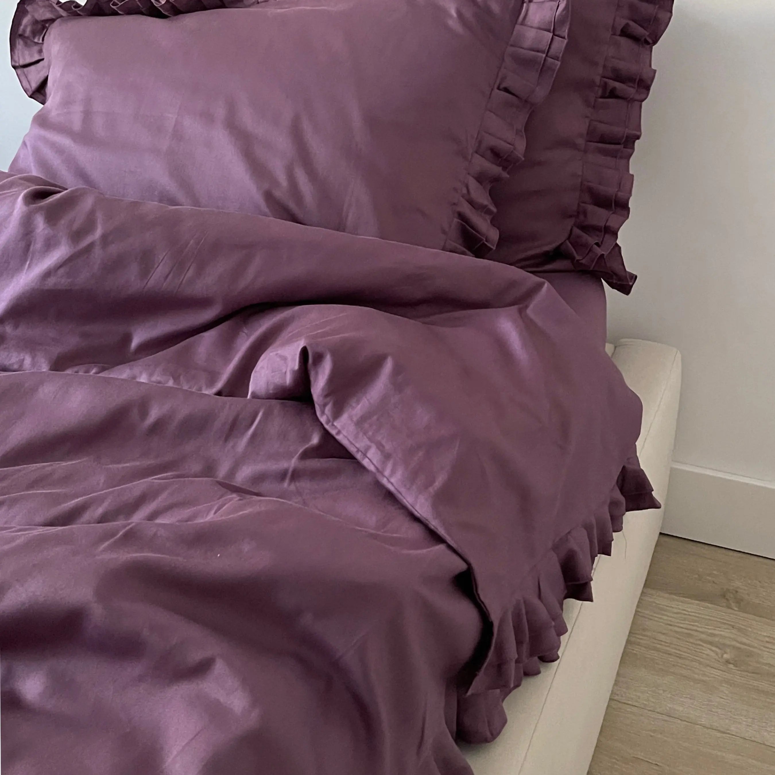 Pościel satynowa z merceryzowanej bawełny tureckiej 140 g/m² – śliwkowa (śliwka) z falbanką | Kolekcja Falbanki Wivanco Bedding