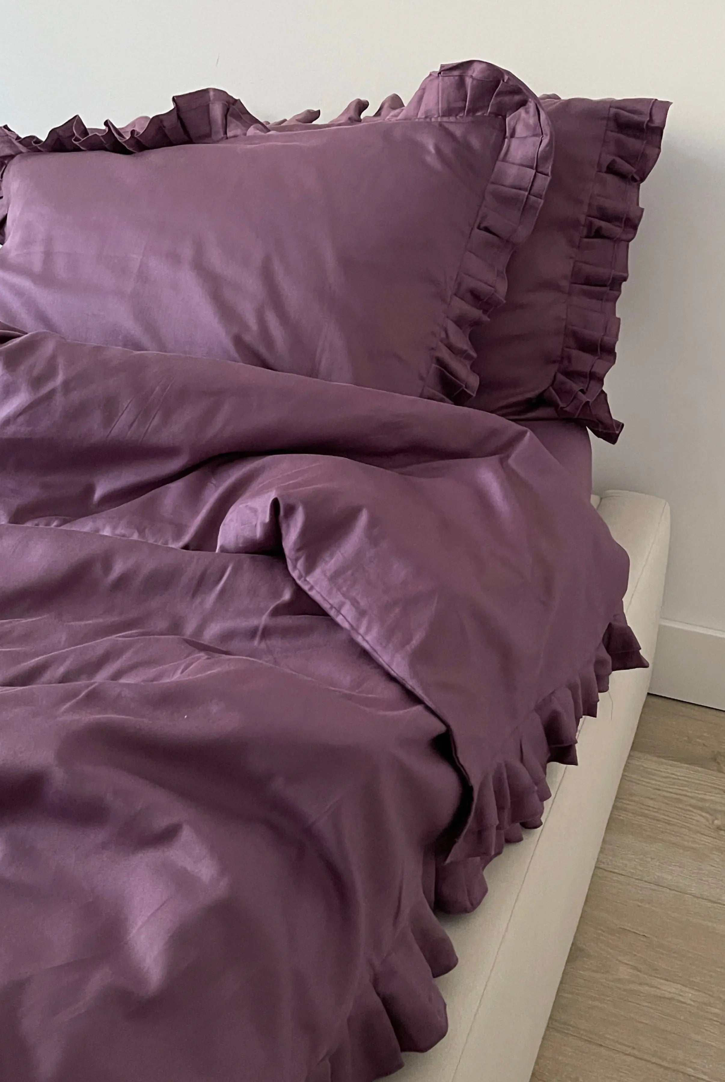 Pościel satynowa z merceryzowanej bawełny tureckiej 140 g/m² – śliwkowa (śliwka) z falbanką | Kolekcja Falbanki Wivanco Bedding