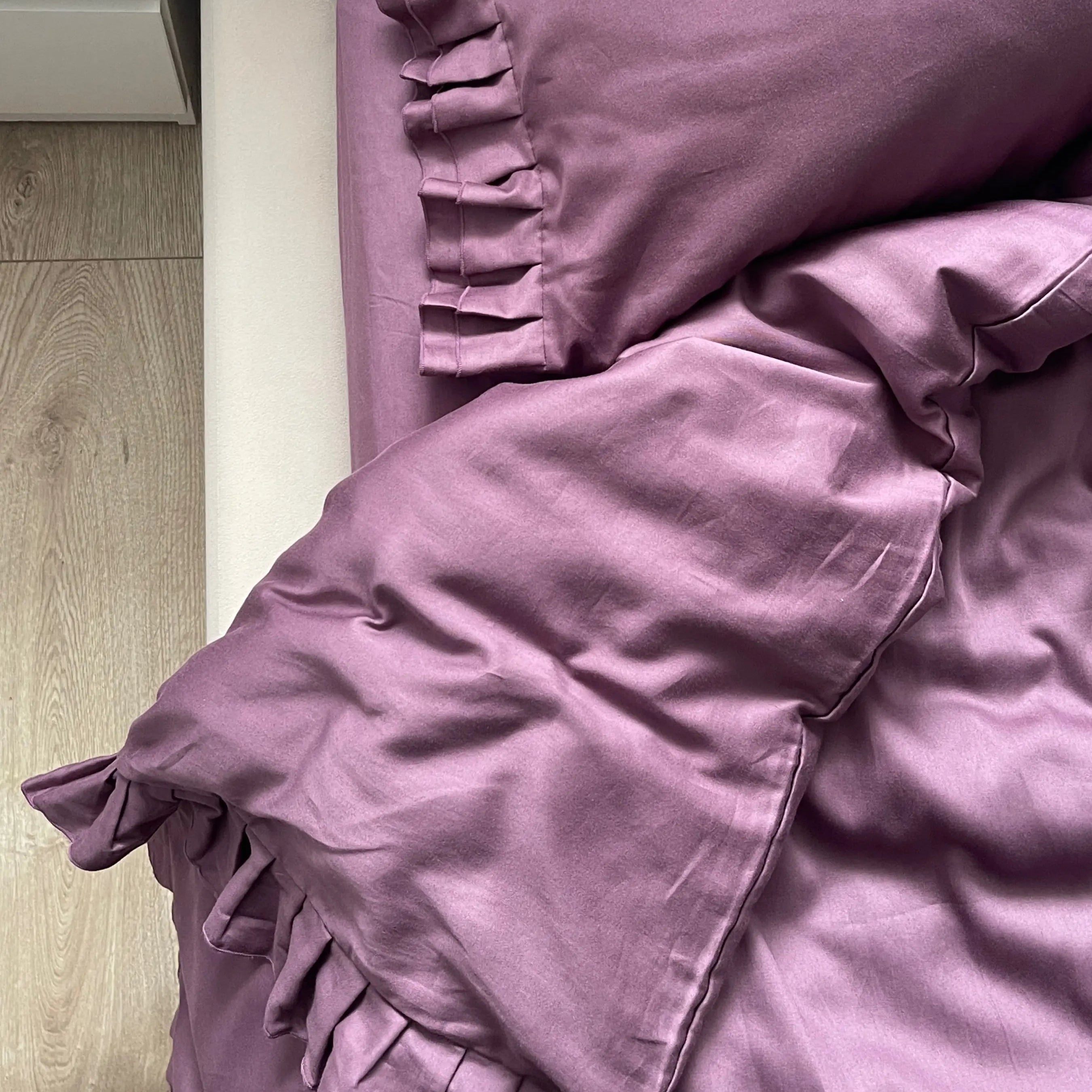 Pościel satynowa z merceryzowanej bawełny tureckiej 140 g/m² – śliwkowa (śliwka) z falbanką | Kolekcja Falbanki Wivanco Bedding