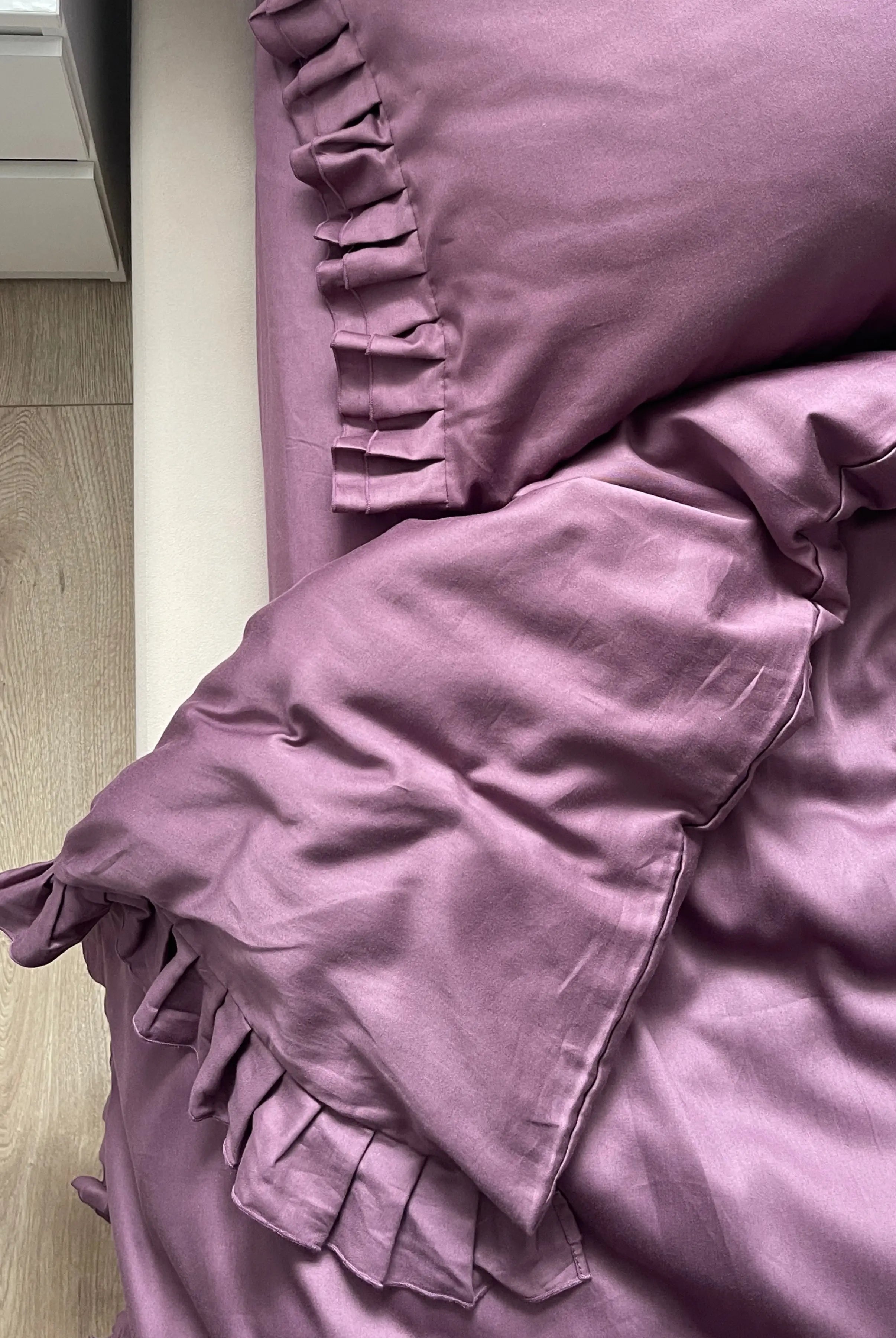 Pościel satynowa z merceryzowanej bawełny tureckiej 140 g/m² – śliwkowa (śliwka) z falbanką | Kolekcja Falbanki Wivanco Bedding