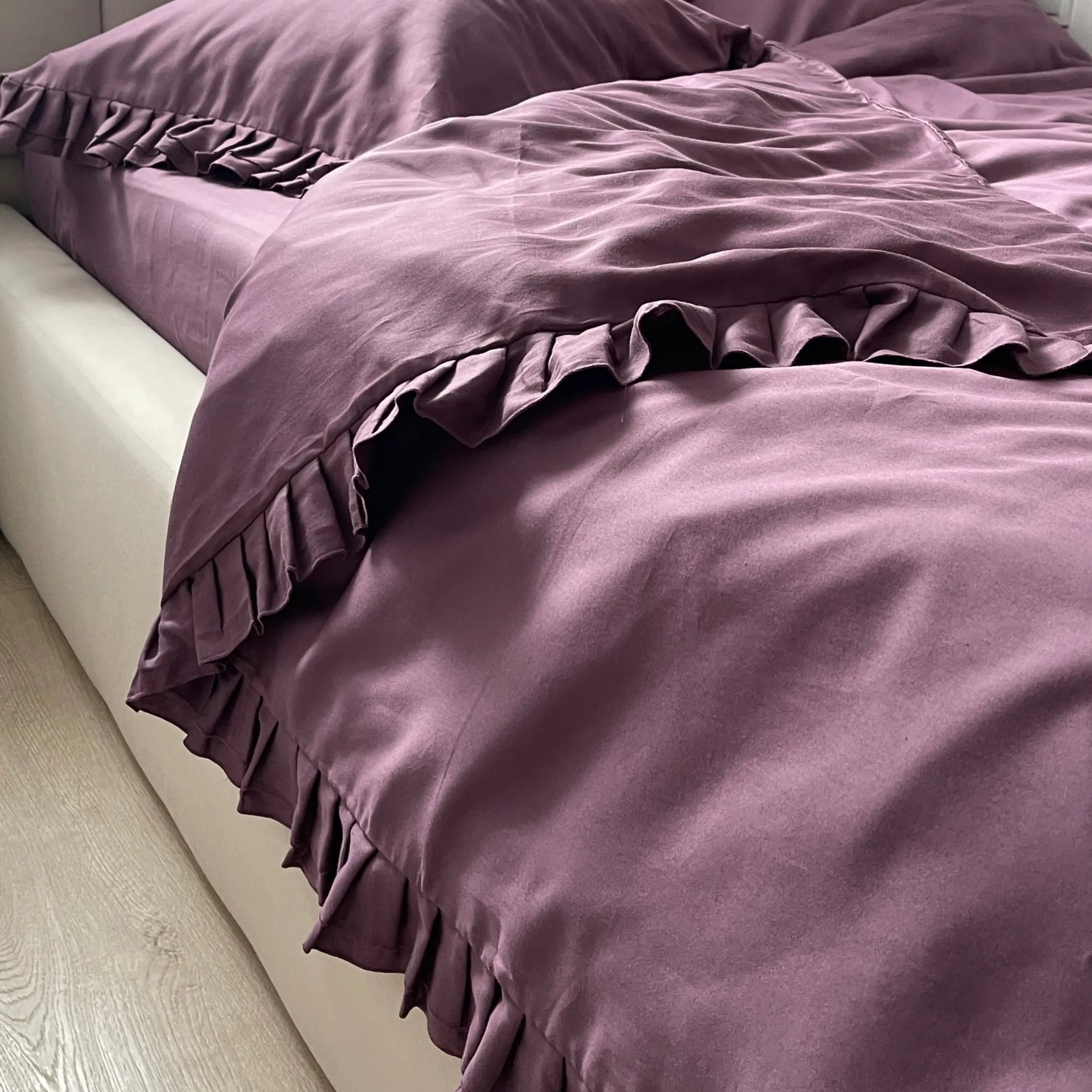 Pościel satynowa z merceryzowanej bawełny tureckiej 140 g/m² – śliwkowa (śliwka) z falbanką | Kolekcja Falbanki Wivanco Bedding