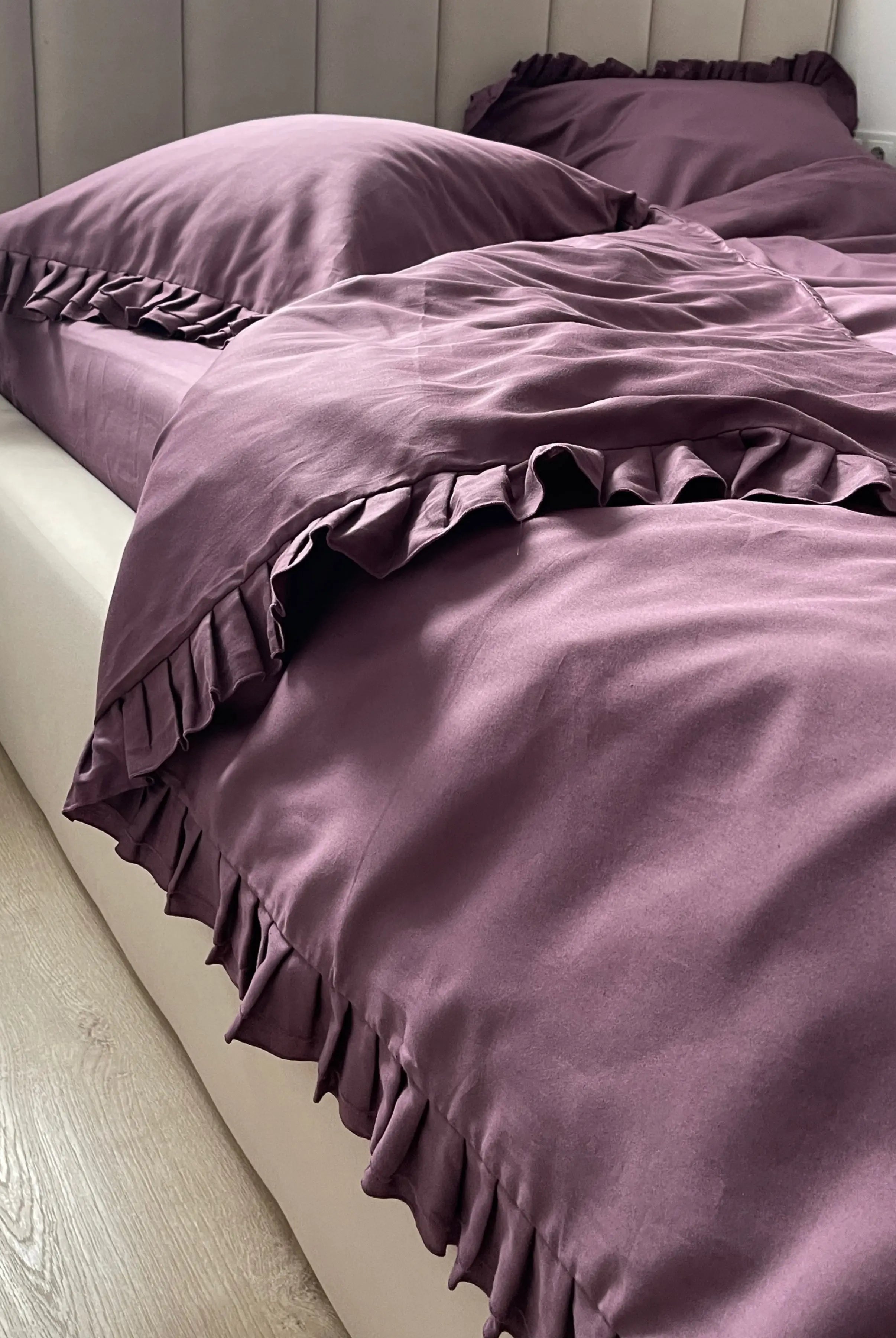 Pościel satynowa z merceryzowanej bawełny tureckiej 140 g/m² – śliwkowa (śliwka) z falbanką | Kolekcja Falbanki Wivanco Bedding