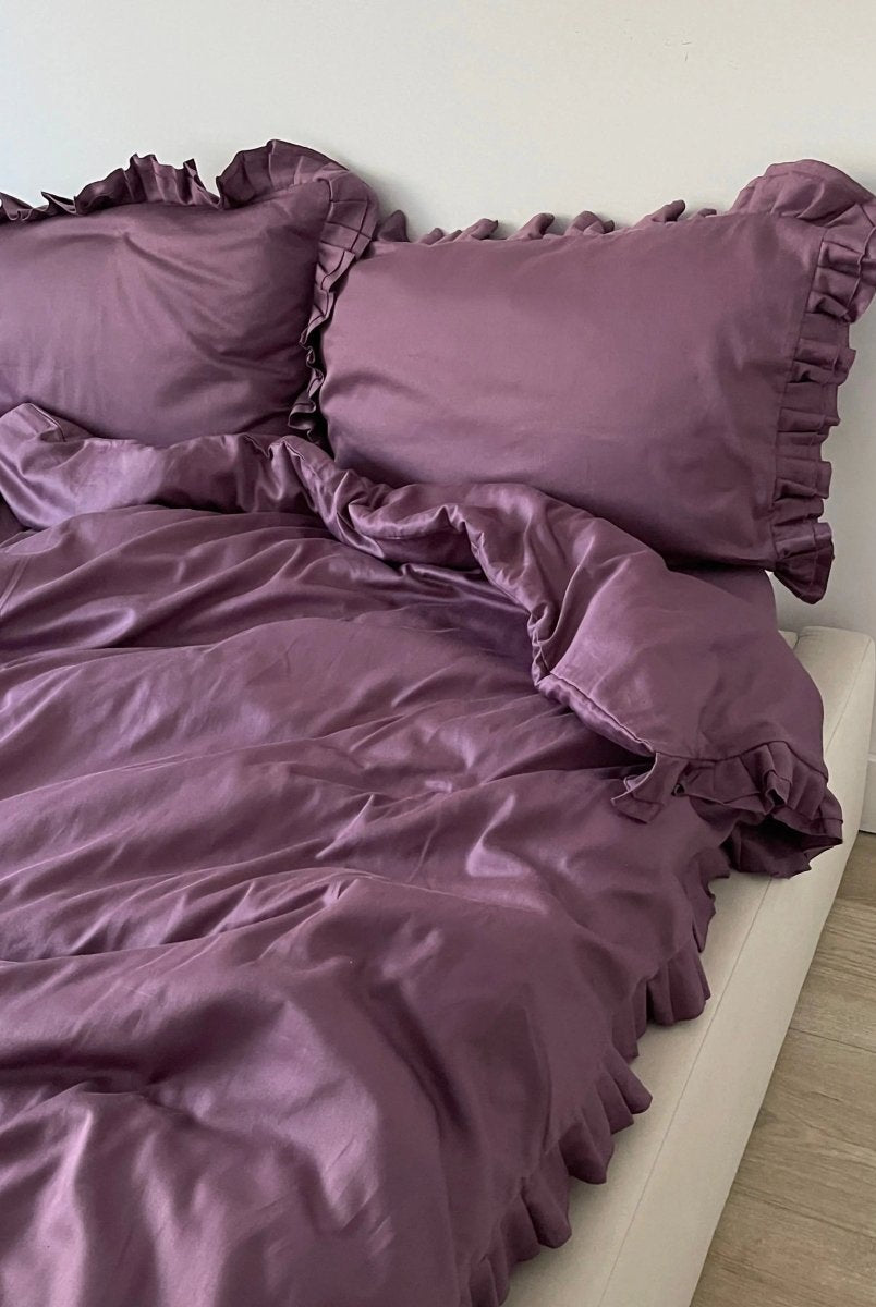 Pościel satynowa z merceryzowanej bawełny tureckiej 140 g/m² – śliwkowa (śliwka) z falbanką | Kolekcja Falbanki Wivanco Bedding