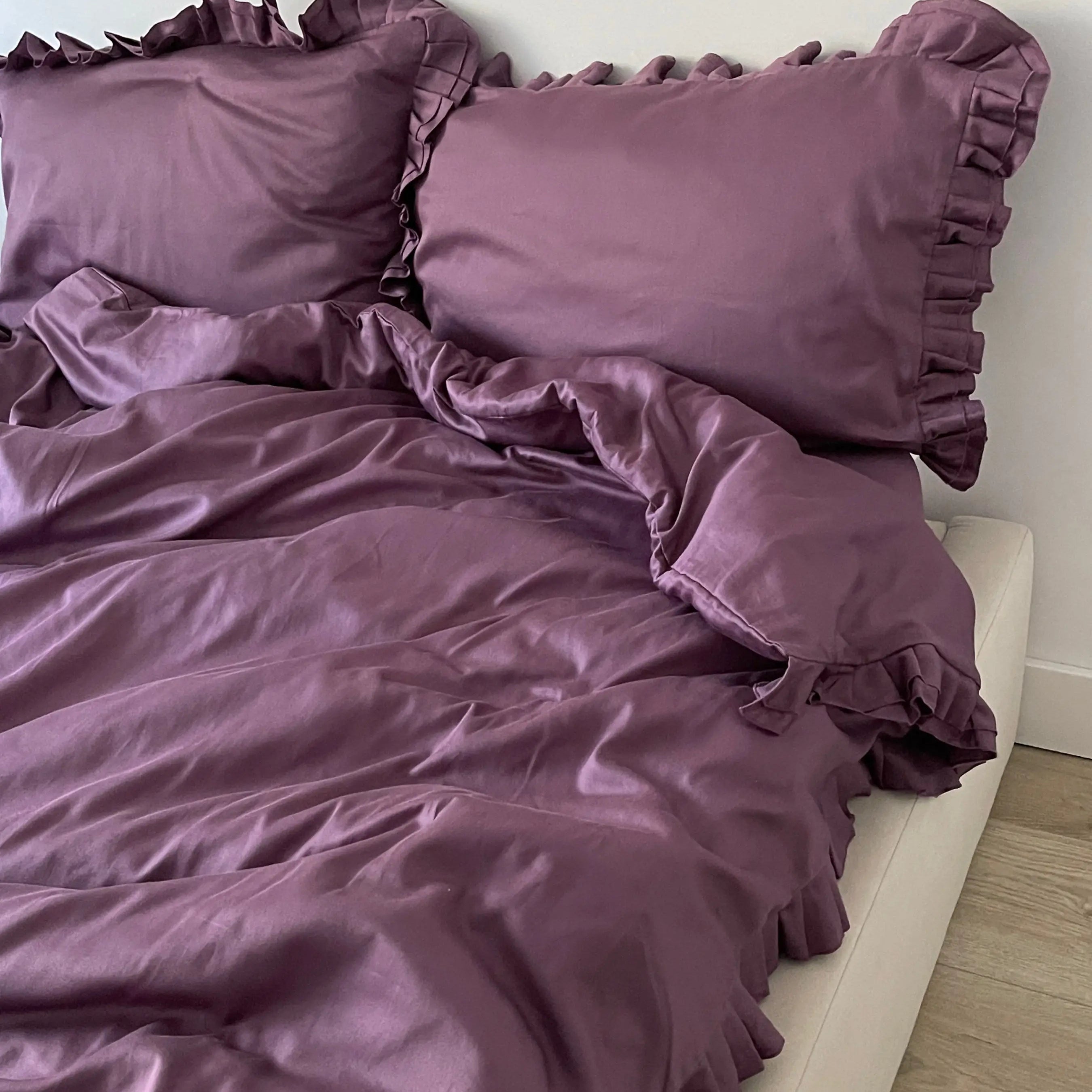 Pościel satynowa z merceryzowanej bawełny tureckiej 140 g/m² – śliwkowa (śliwka) z falbanką | Kolekcja Falbanki Wivanco Bedding