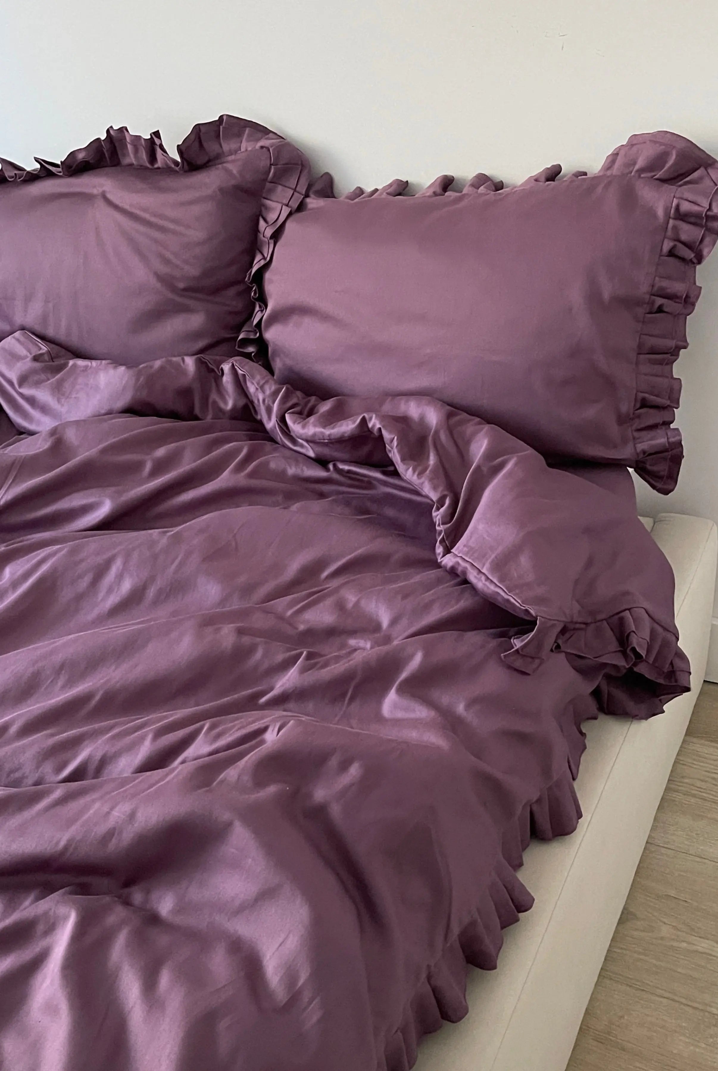Pościel satynowa z merceryzowanej bawełny tureckiej 140 g/m² – śliwkowa (śliwka) z falbanką | Kolekcja Falbanki Wivanco Bedding