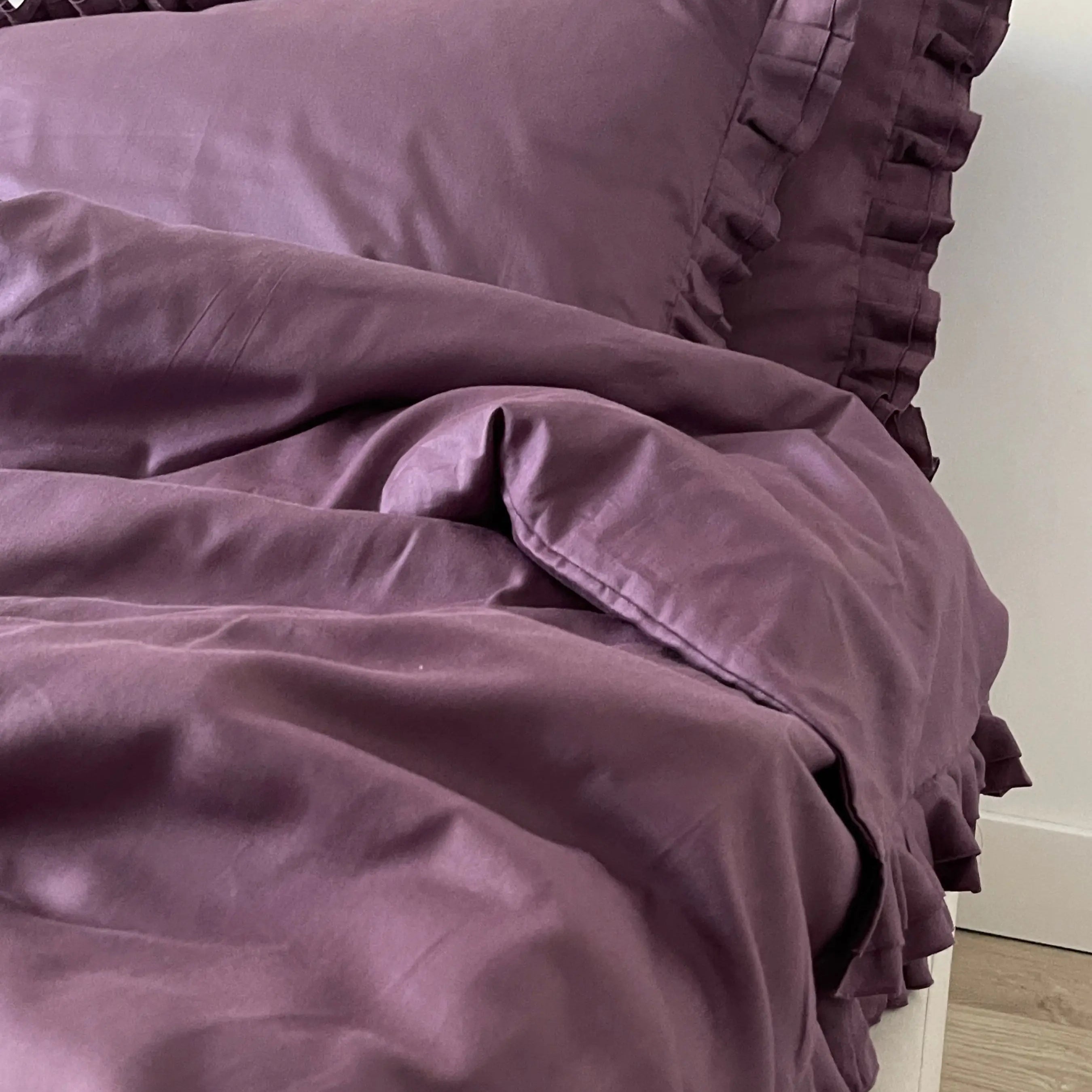 Pościel satynowa z merceryzowanej bawełny tureckiej 140 g/m² – śliwkowa (śliwka) z falbanką | Kolekcja Falbanki Wivanco Bedding