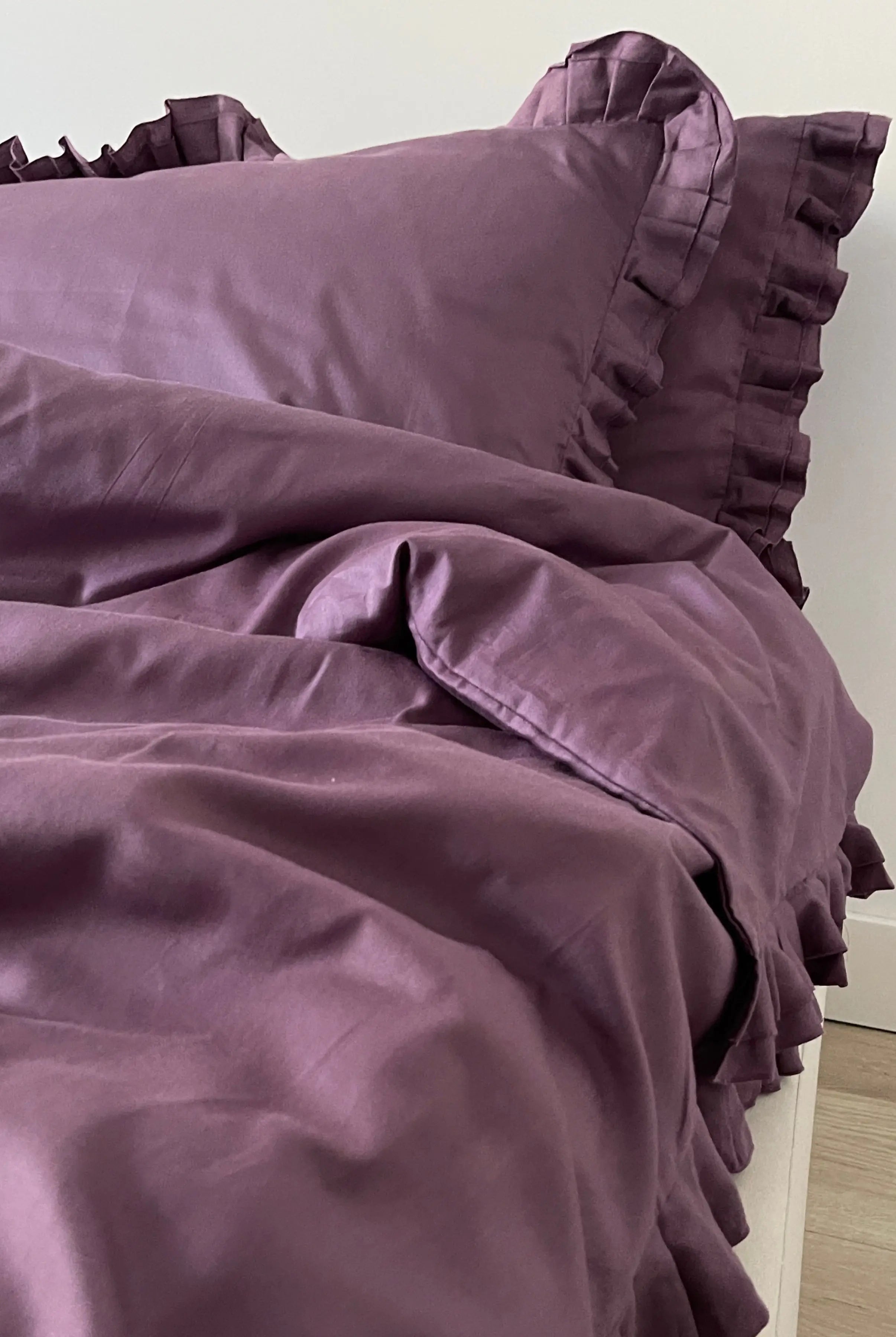 Pościel satynowa z merceryzowanej bawełny tureckiej 140 g/m² – śliwkowa (śliwka) z falbanką | Kolekcja Falbanki Wivanco Bedding