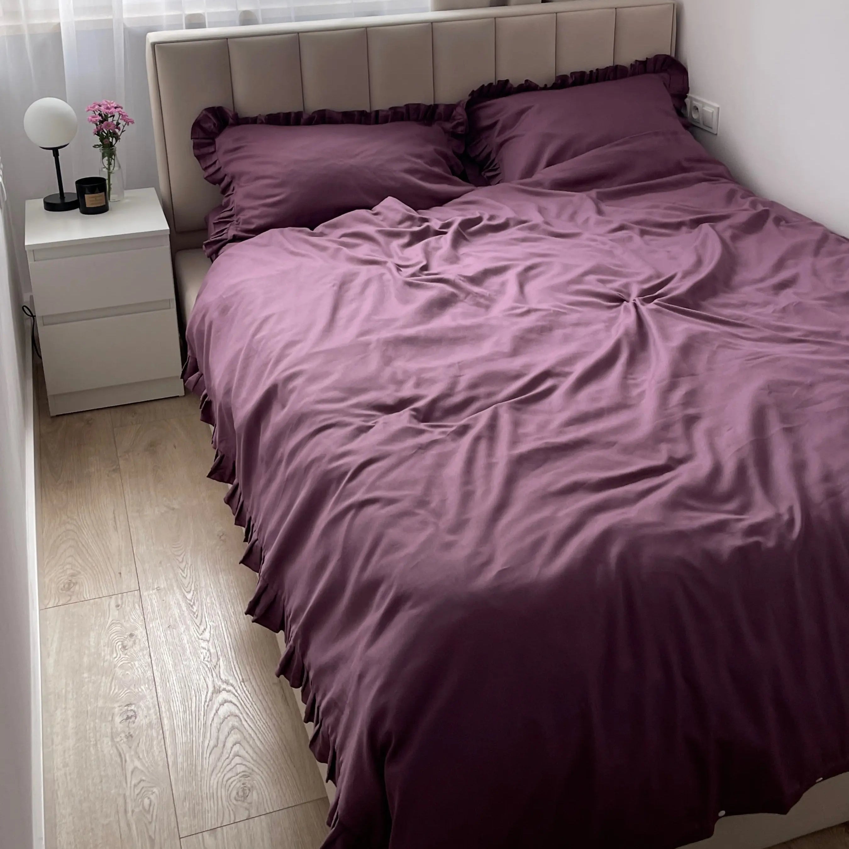 Pościel satynowa z merceryzowanej bawełny tureckiej 140 g/m² – śliwkowa (śliwka) z falbanką | Kolekcja Falbanki Wivanco Bedding