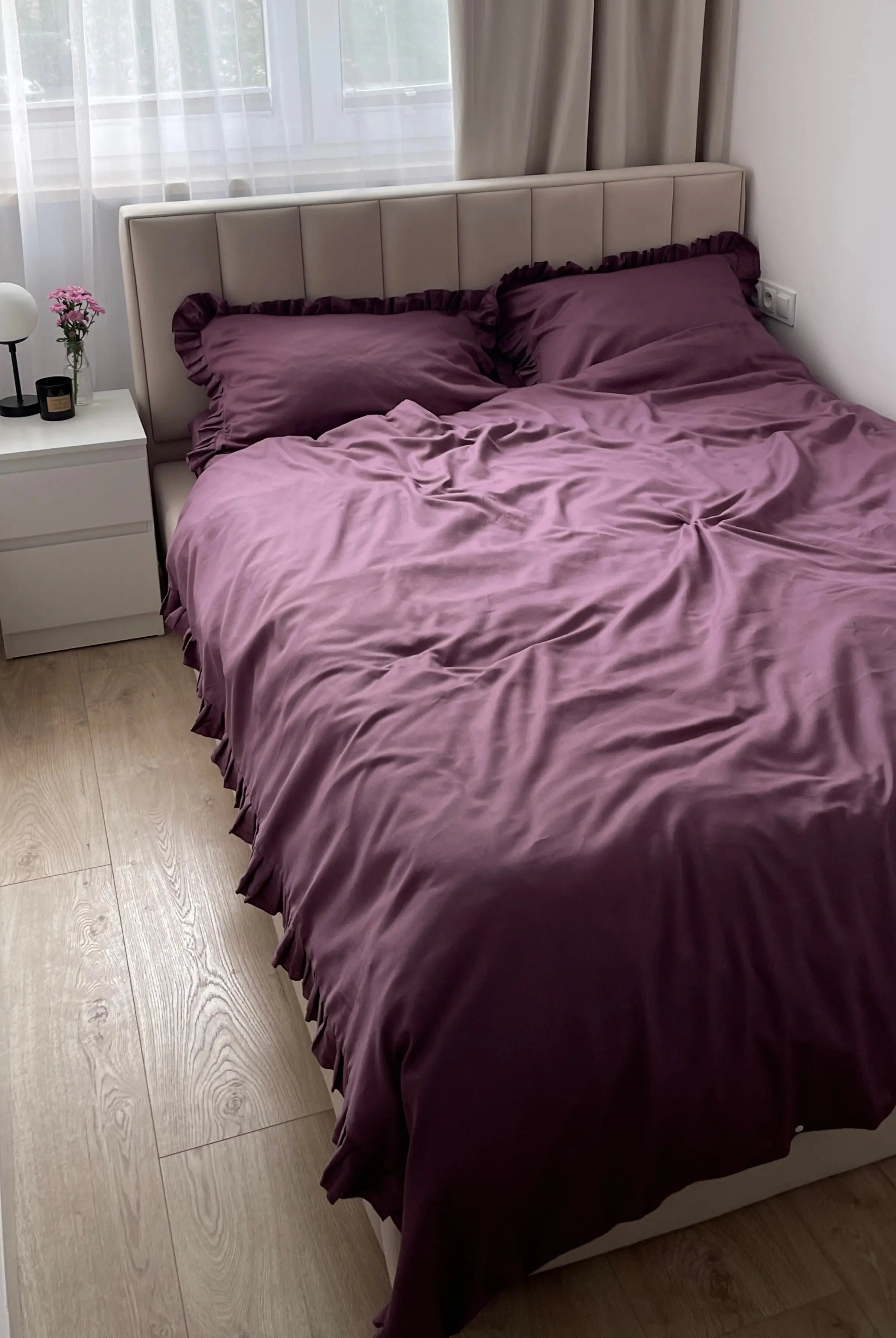 Pościel satynowa z merceryzowanej bawełny tureckiej 140 g/m² – śliwkowa (śliwka) z falbanką | Kolekcja Falbanki Wivanco Bedding
