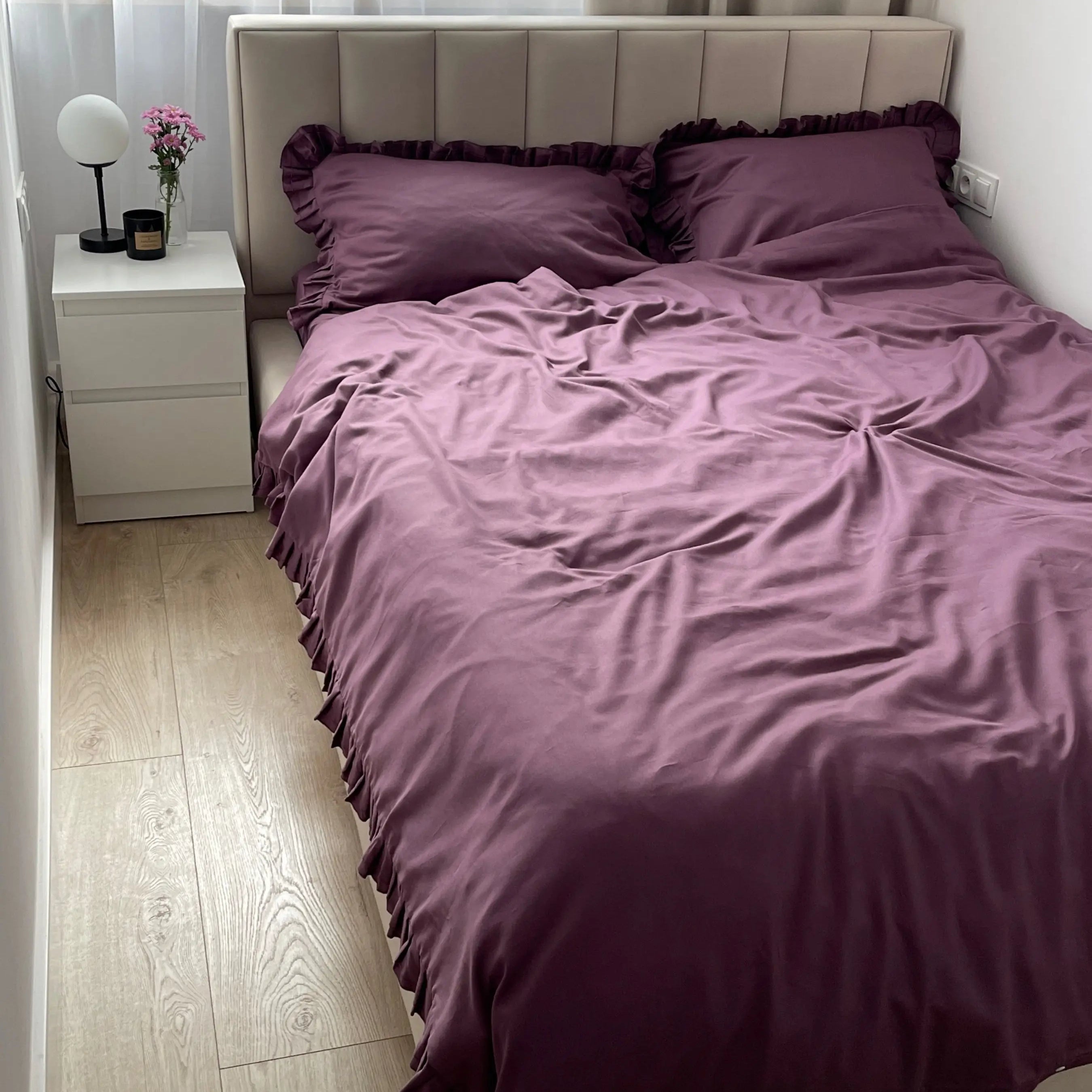 Pościel satynowa z merceryzowanej bawełny tureckiej 140 g/m² – śliwkowa (śliwka) z falbanką | Kolekcja Falbanki Wivanco Bedding