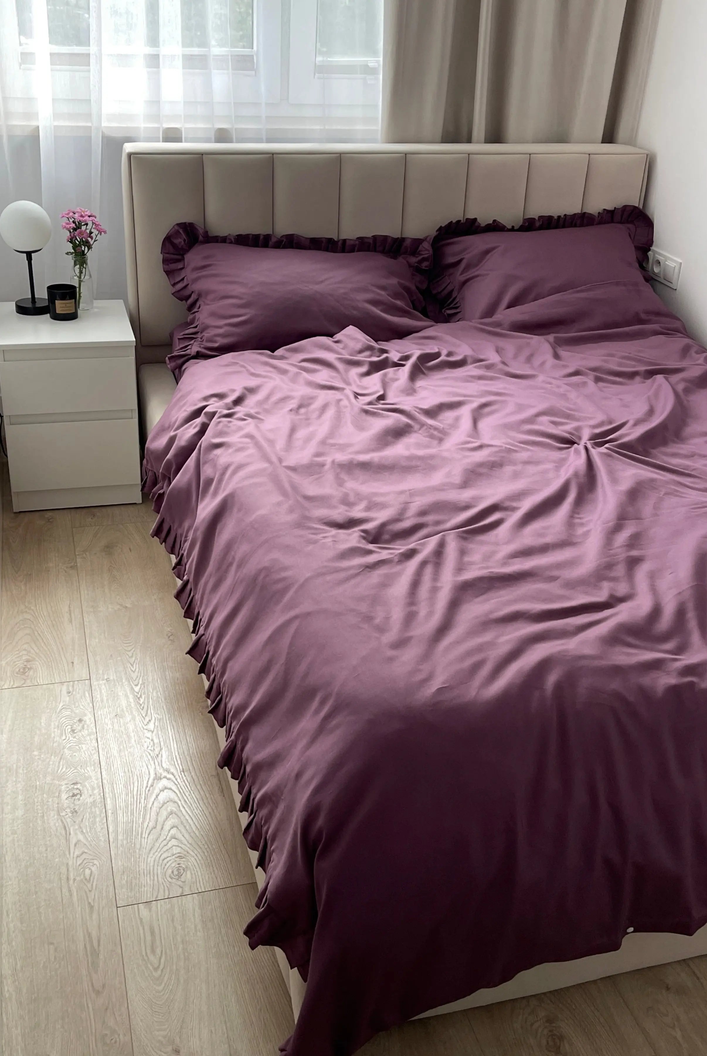 Pościel satynowa z merceryzowanej bawełny tureckiej 140 g/m² – śliwkowa (śliwka) z falbanką | Kolekcja Falbanki Wivanco Bedding