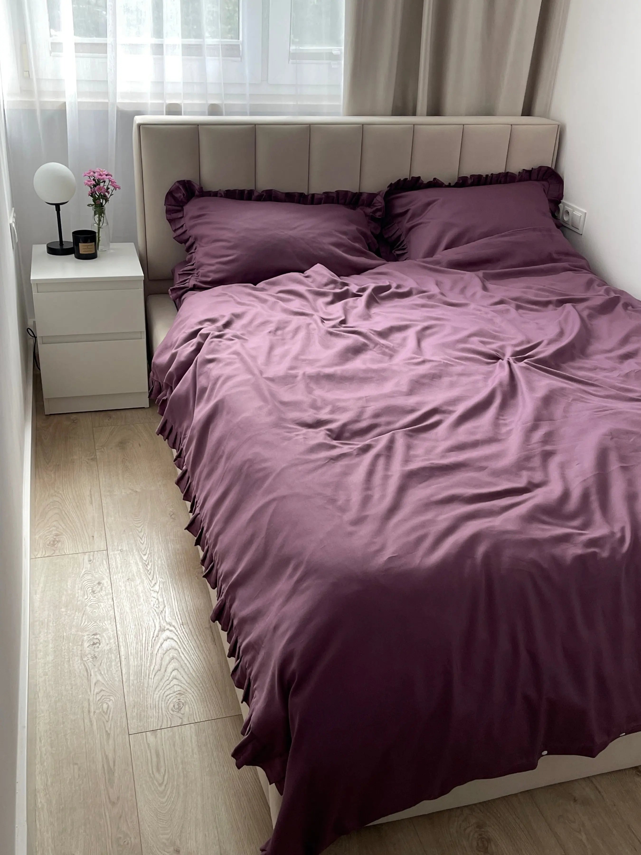 Pościel satynowa z merceryzowanej bawełny tureckiej 140 g/m² – śliwkowa (śliwka) z falbanką | Kolekcja Falbanki Wivanco Bedding