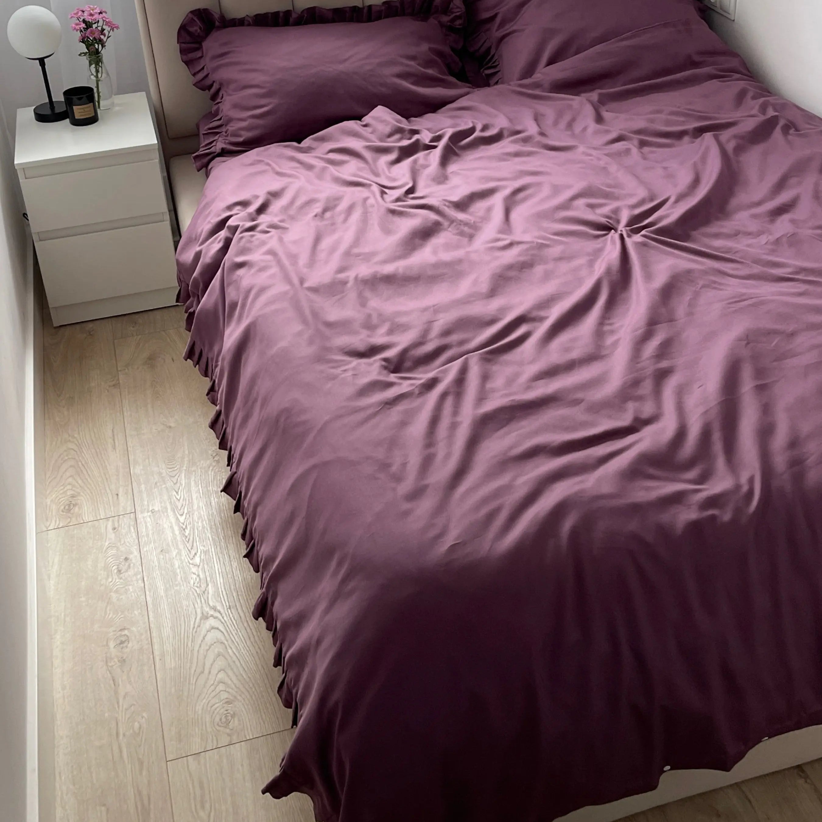 Pościel satynowa z merceryzowanej bawełny tureckiej 140 g/m² – śliwkowa (śliwka) z falbanką | Kolekcja Falbanki Wivanco Bedding