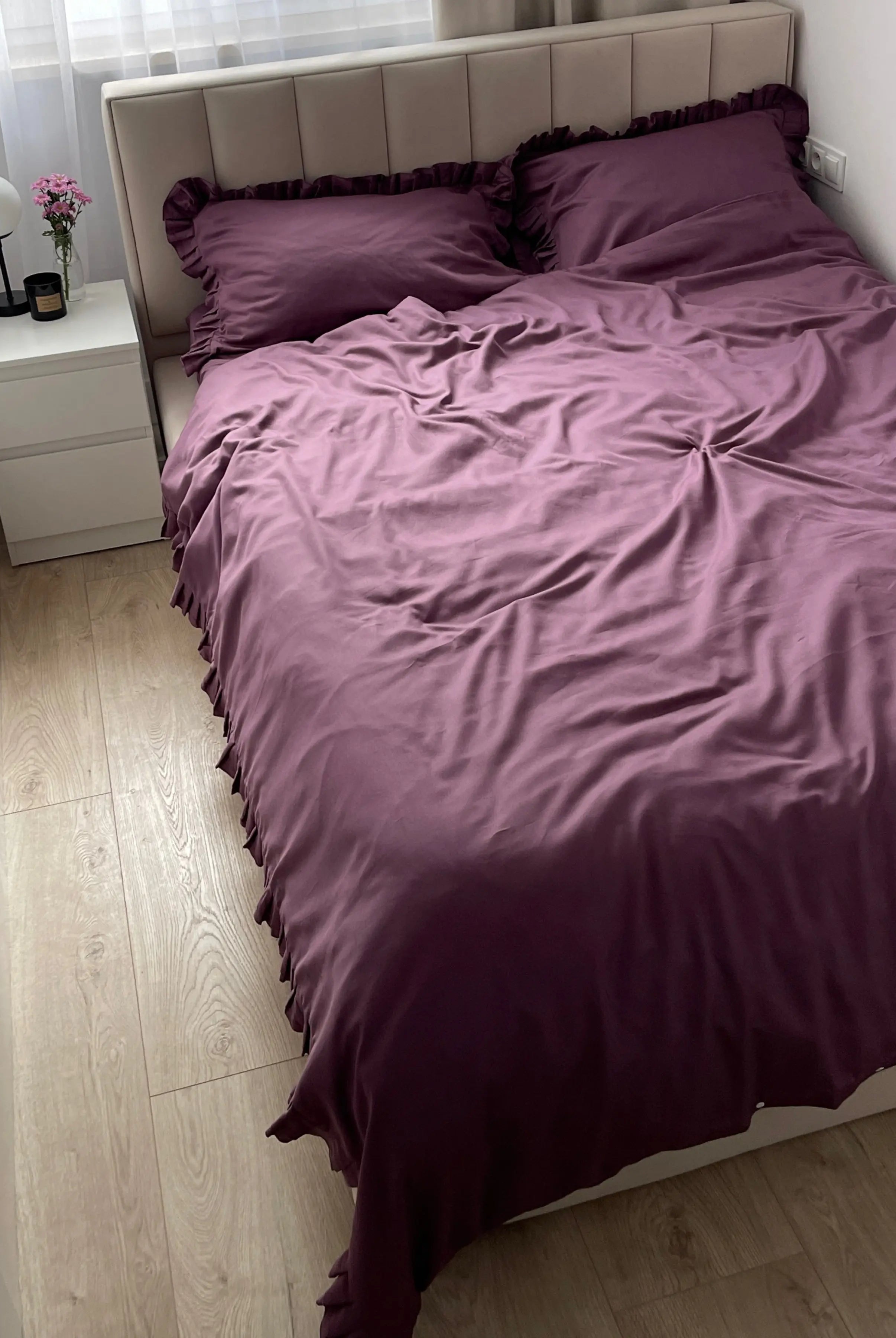 Pościel satynowa z merceryzowanej bawełny tureckiej 140 g/m² – śliwkowa (śliwka) z falbanką | Kolekcja Falbanki Wivanco Bedding