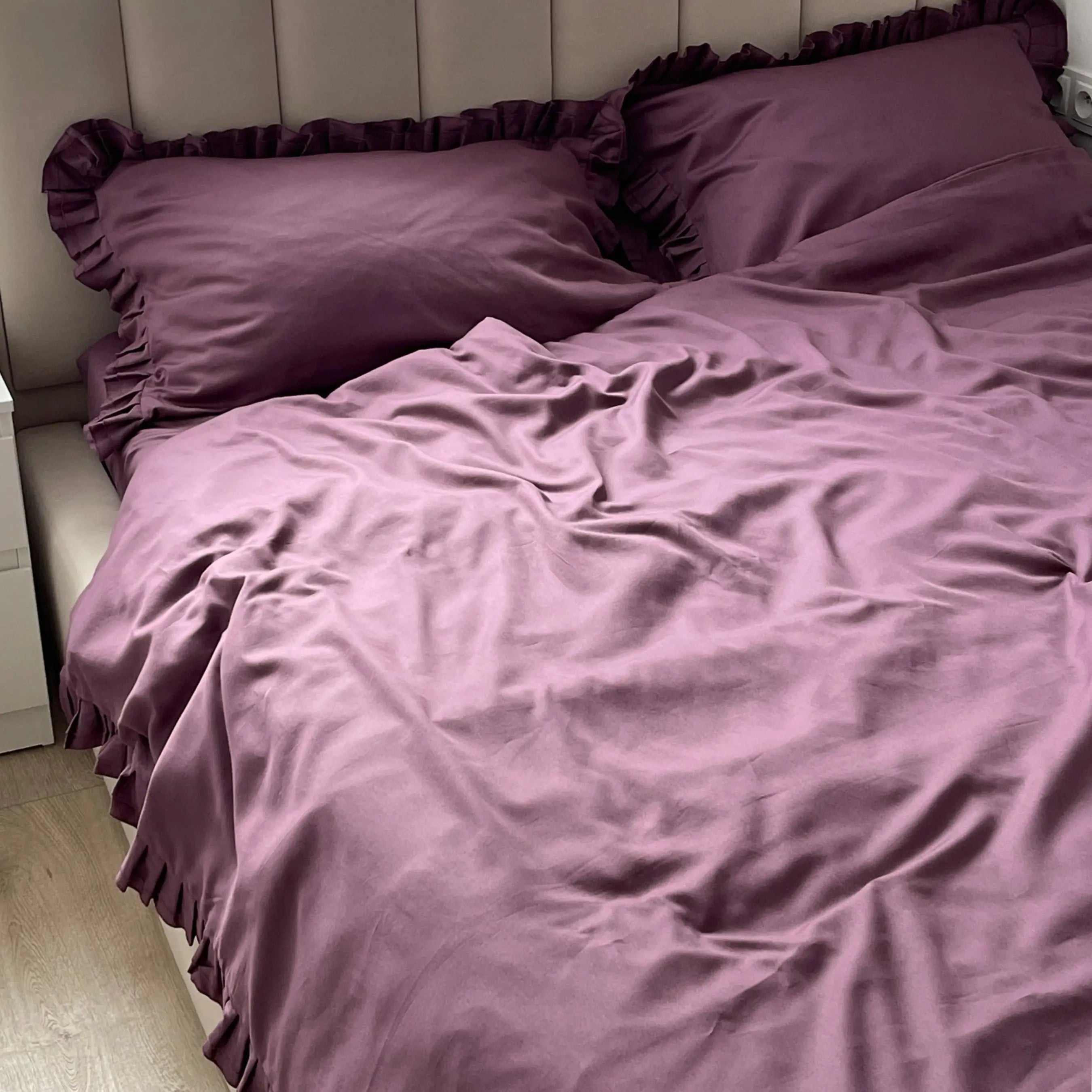 Pościel satynowa z merceryzowanej bawełny tureckiej 140 g/m² – śliwkowa (śliwka) z falbanką | Kolekcja Falbanki Wivanco Bedding