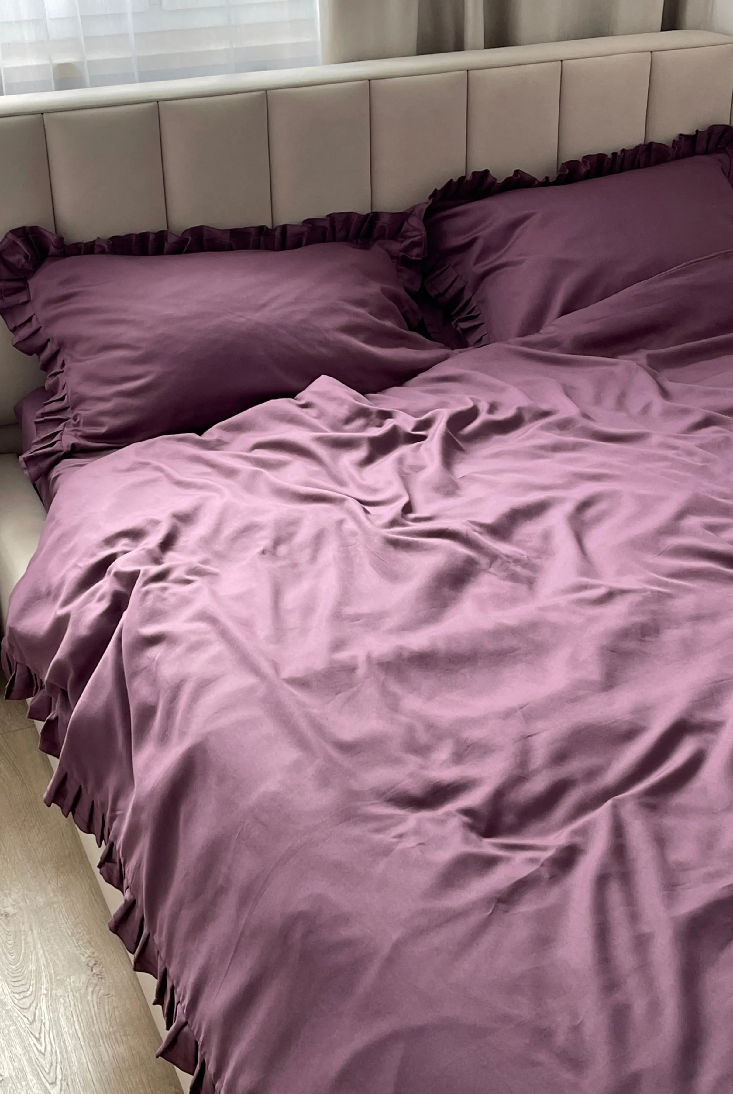 Pościel satynowa z merceryzowanej bawełny tureckiej 140 g/m² – śliwkowa (śliwka) z falbanką | Kolekcja Falbanki Wivanco Bedding