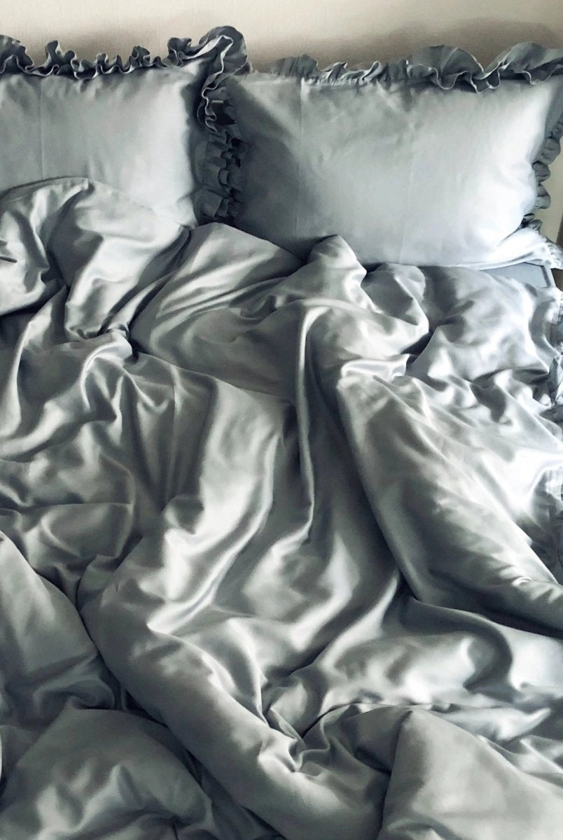 Pościel satynowa z merceryzowanej bawełny tureckiej 140 g/m² – szaro-niebieska z falbanką | Kolekcja Falbanki Wivanco Bedding
