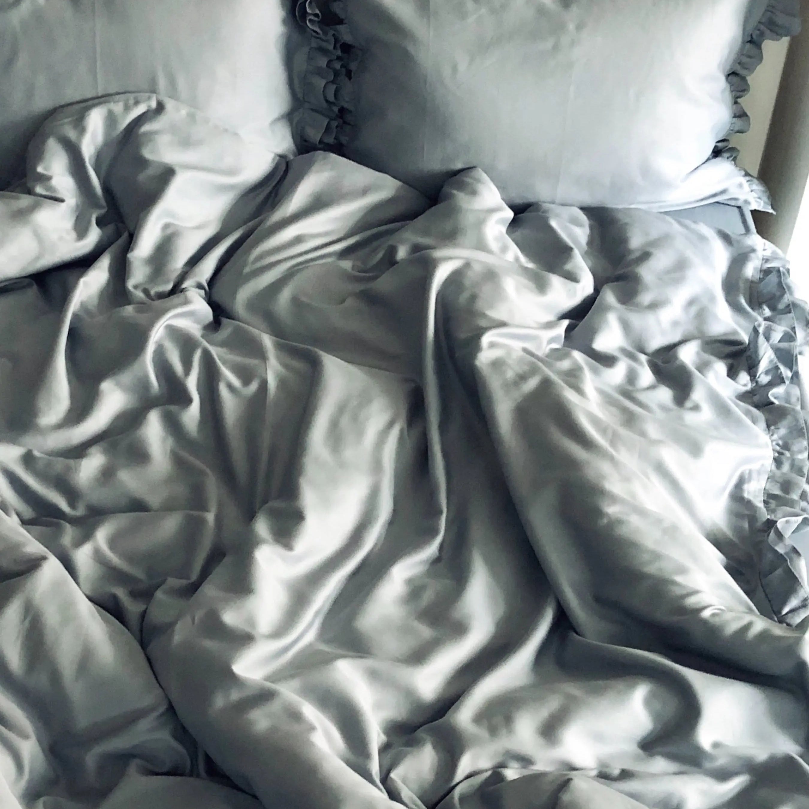 Pościel satynowa z merceryzowanej bawełny tureckiej 140 g/m² – szaro-niebieska z falbanką | Kolekcja Falbanki Wivanco Bedding