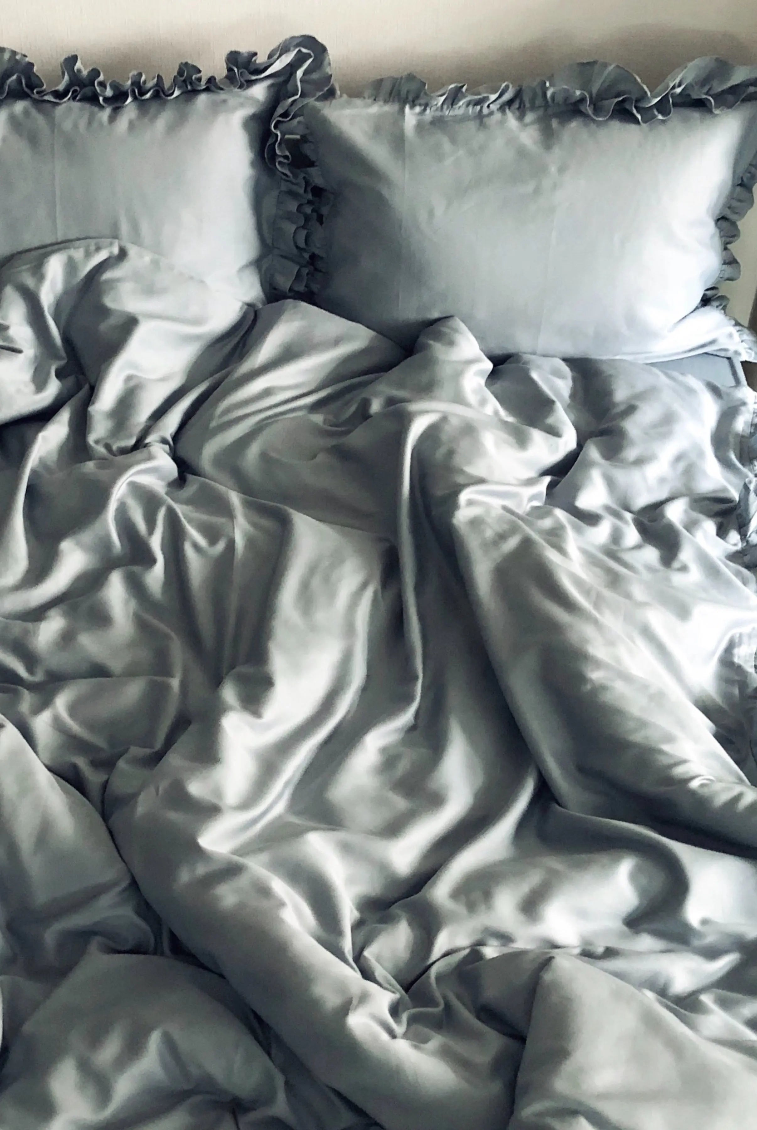 Pościel satynowa z merceryzowanej bawełny tureckiej 140 g/m² – szaro-niebieska z falbanką | Kolekcja Falbanki Wivanco Bedding