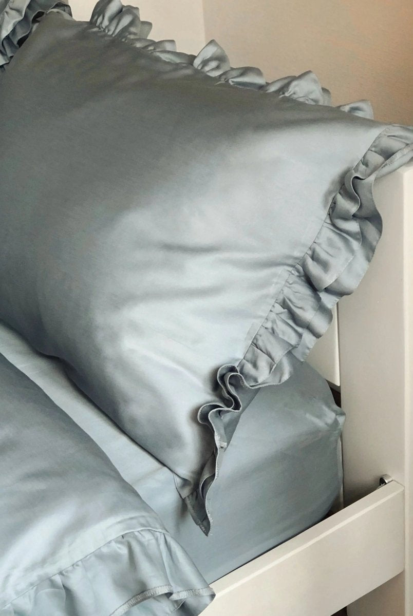Pościel satynowa z merceryzowanej bawełny tureckiej 140 g/m² – szaro-niebieska z falbanką | Kolekcja Falbanki Wivanco Bedding
