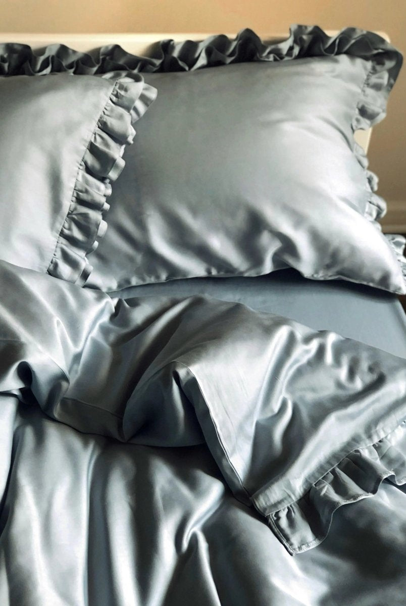Pościel satynowa z merceryzowanej bawełny tureckiej 140 g/m² – szaro-niebieska z falbanką | Kolekcja Falbanki Wivanco Bedding